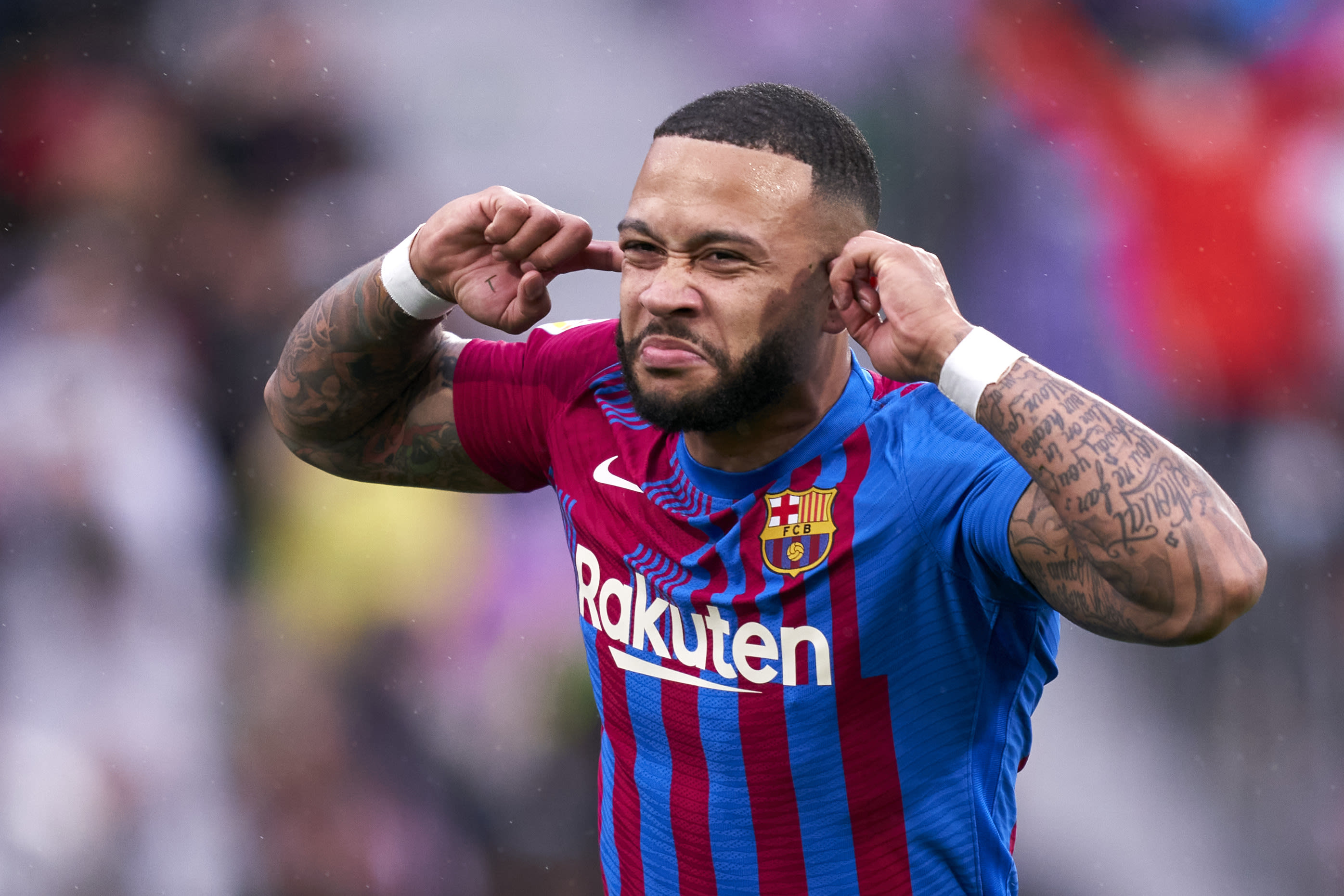 חלוץ ברצלונה ממפיס דפאי חוגג שער