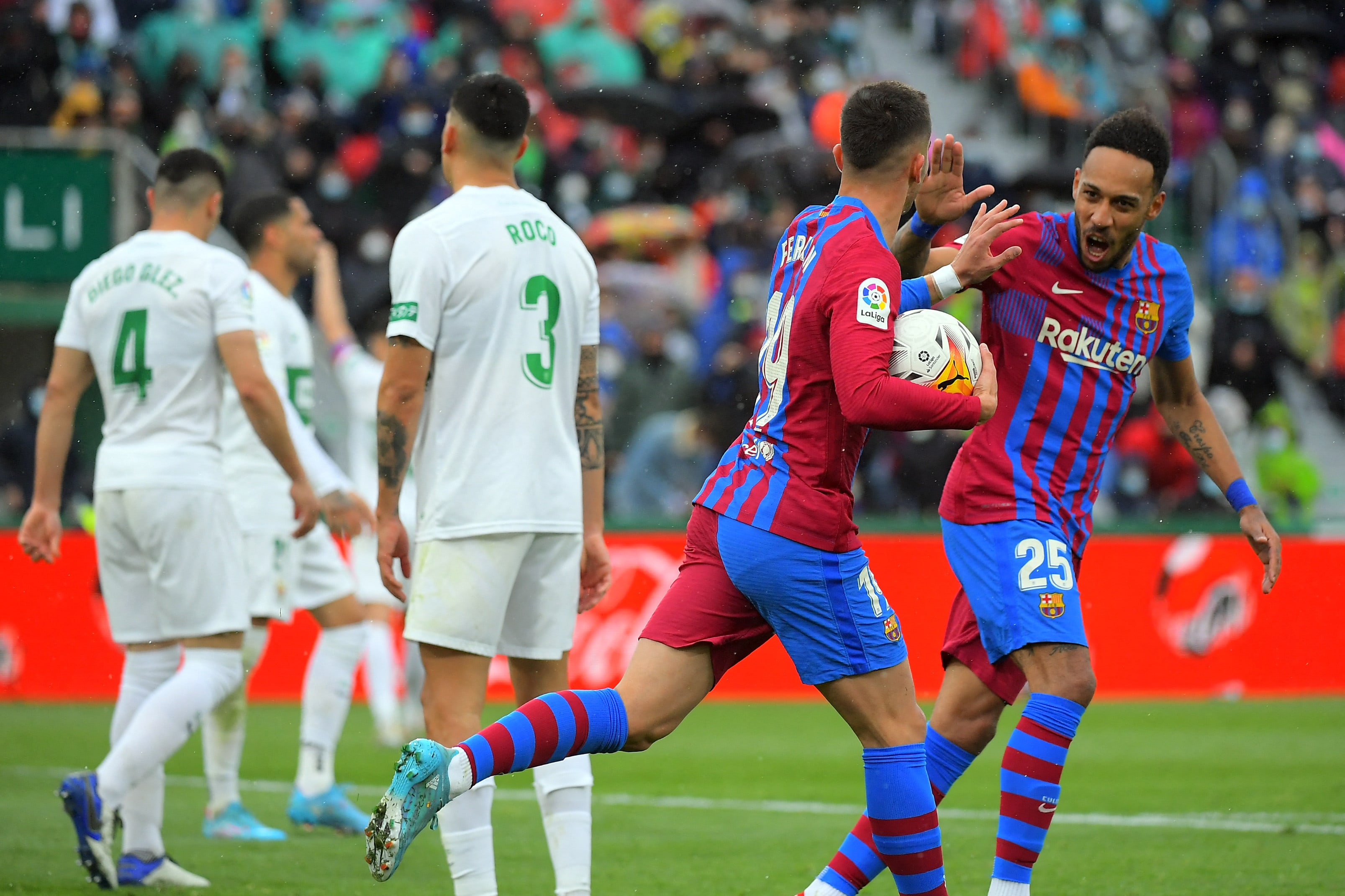 שחקן ברצלונה פראן טורס חוגג שער עם פייר אמריק אובמיאנג