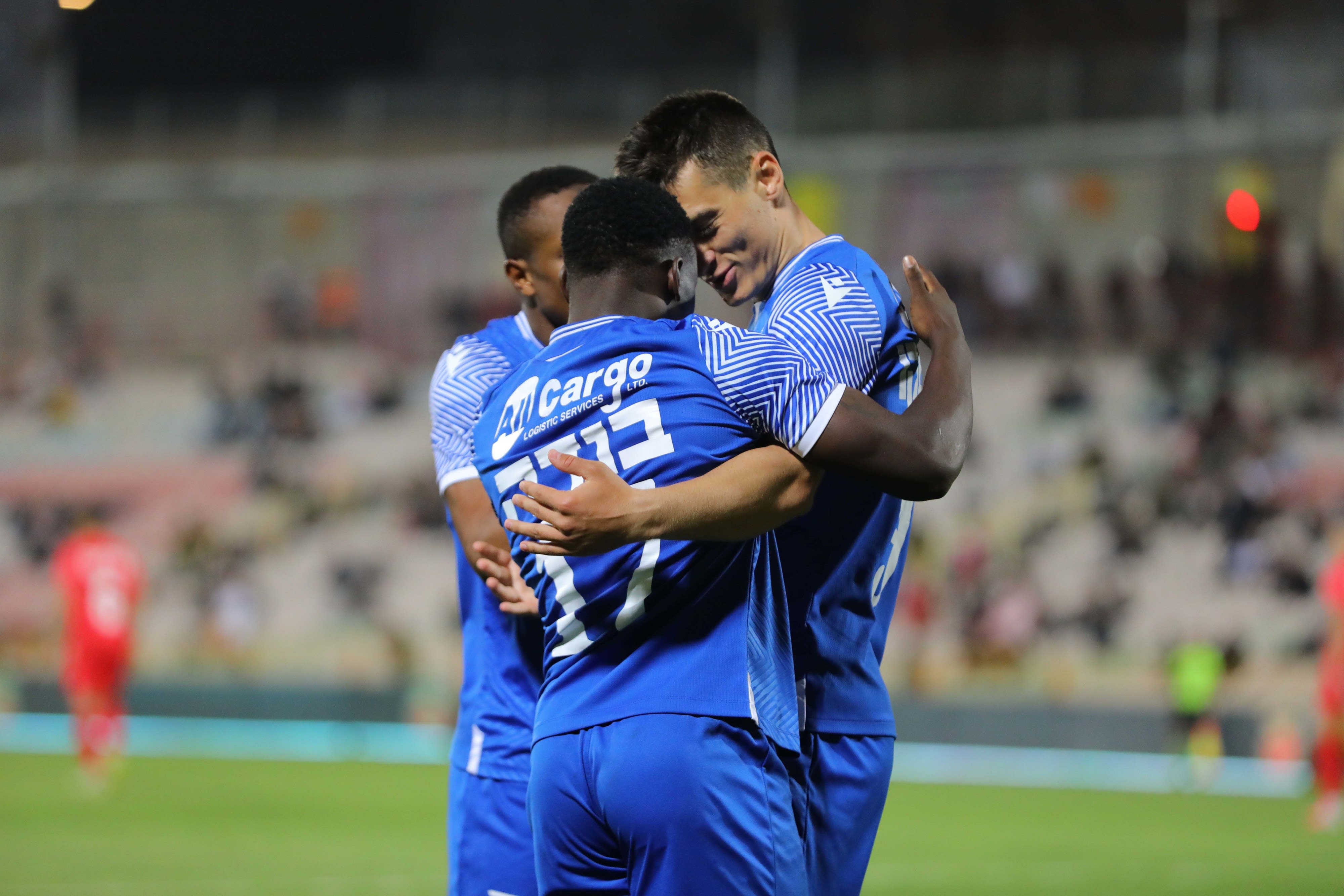 שחקן מכבי פתח תקוה יון ניקולאסקו עם לאמק בנדה