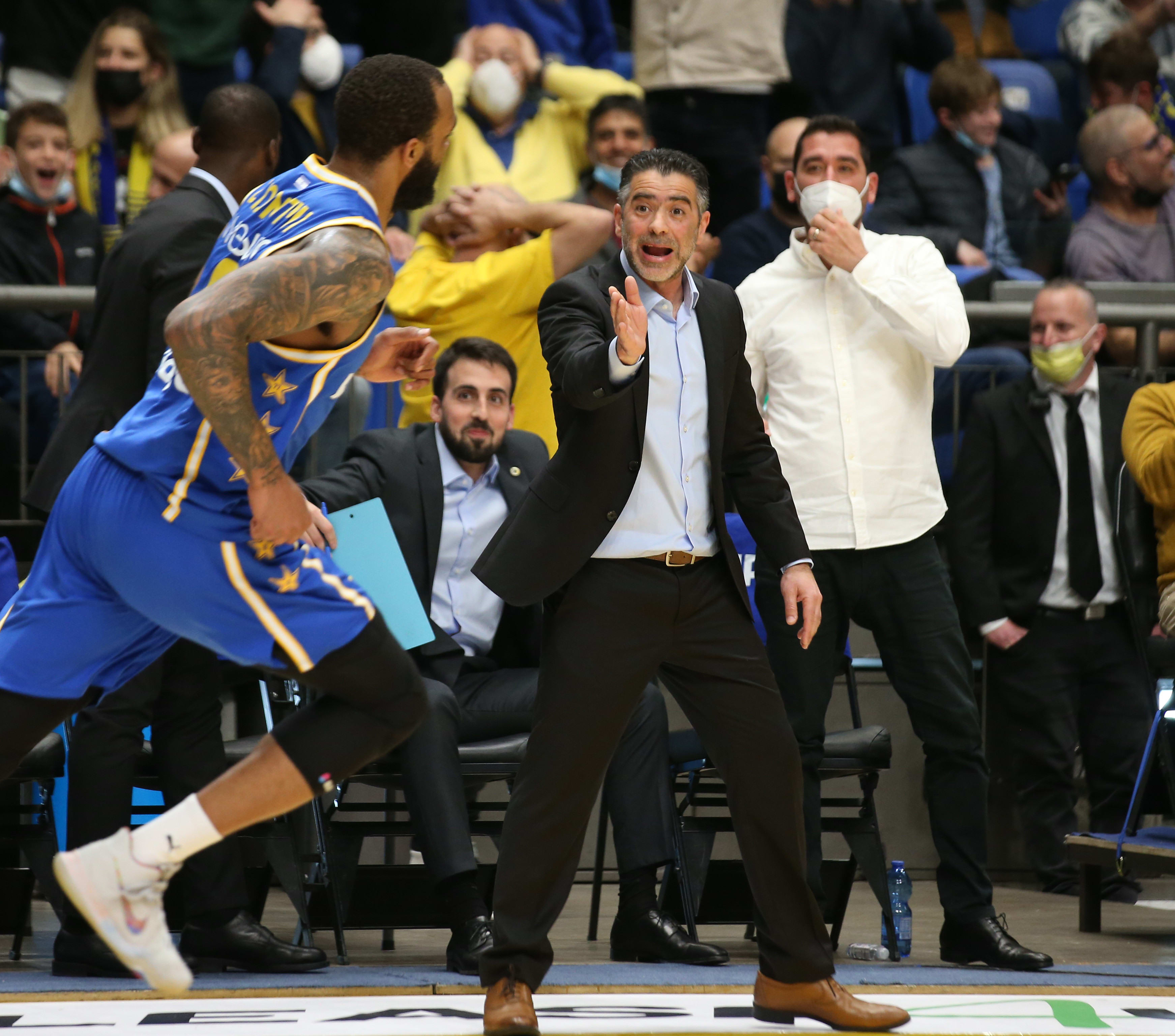 דריק וויליאמס ליד מאמן מכבי תל אביב אבי אבן