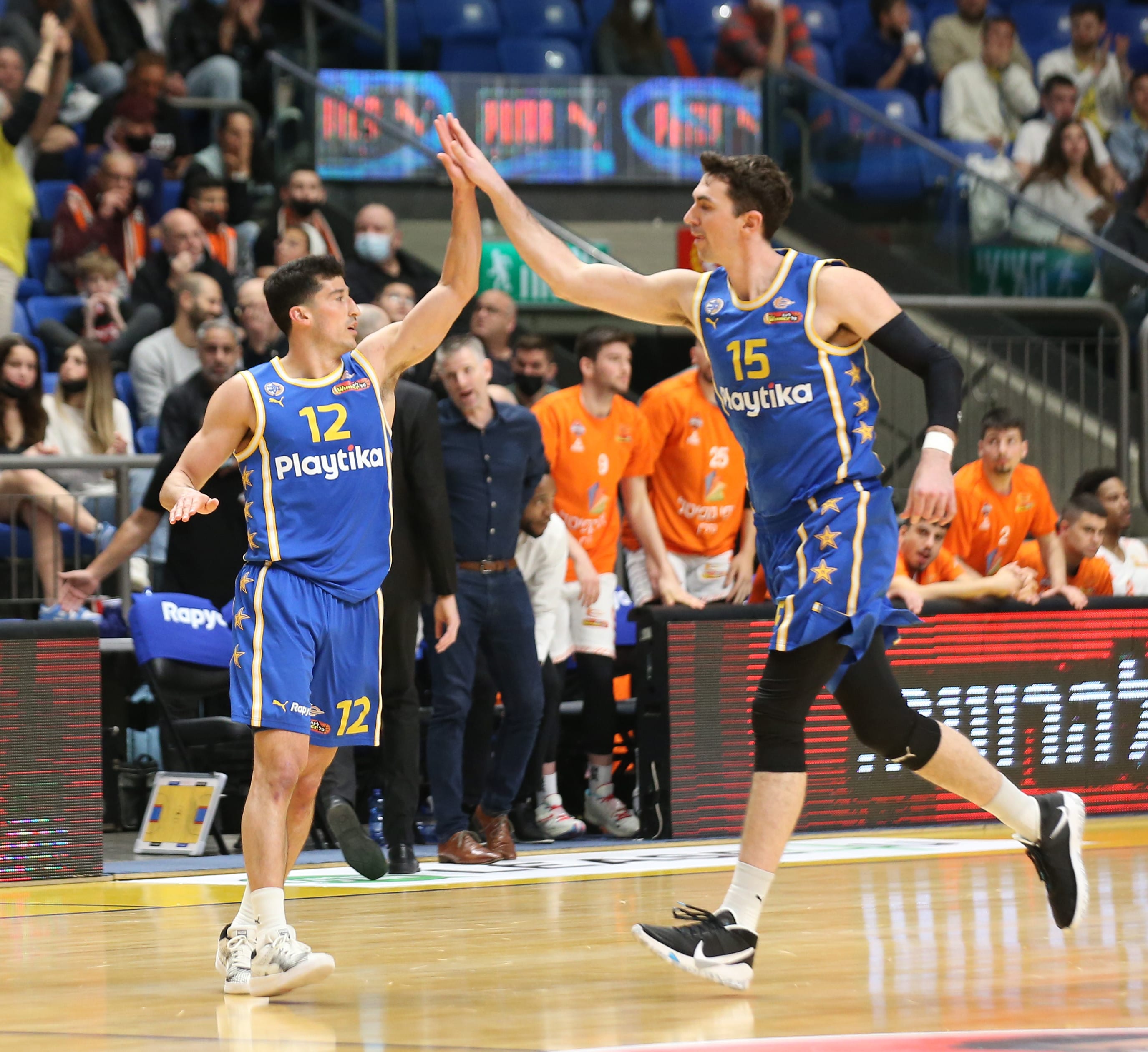 שחקן מכבי תל אביב ג'ייק כהן עם ג'ון דיברתולומאו