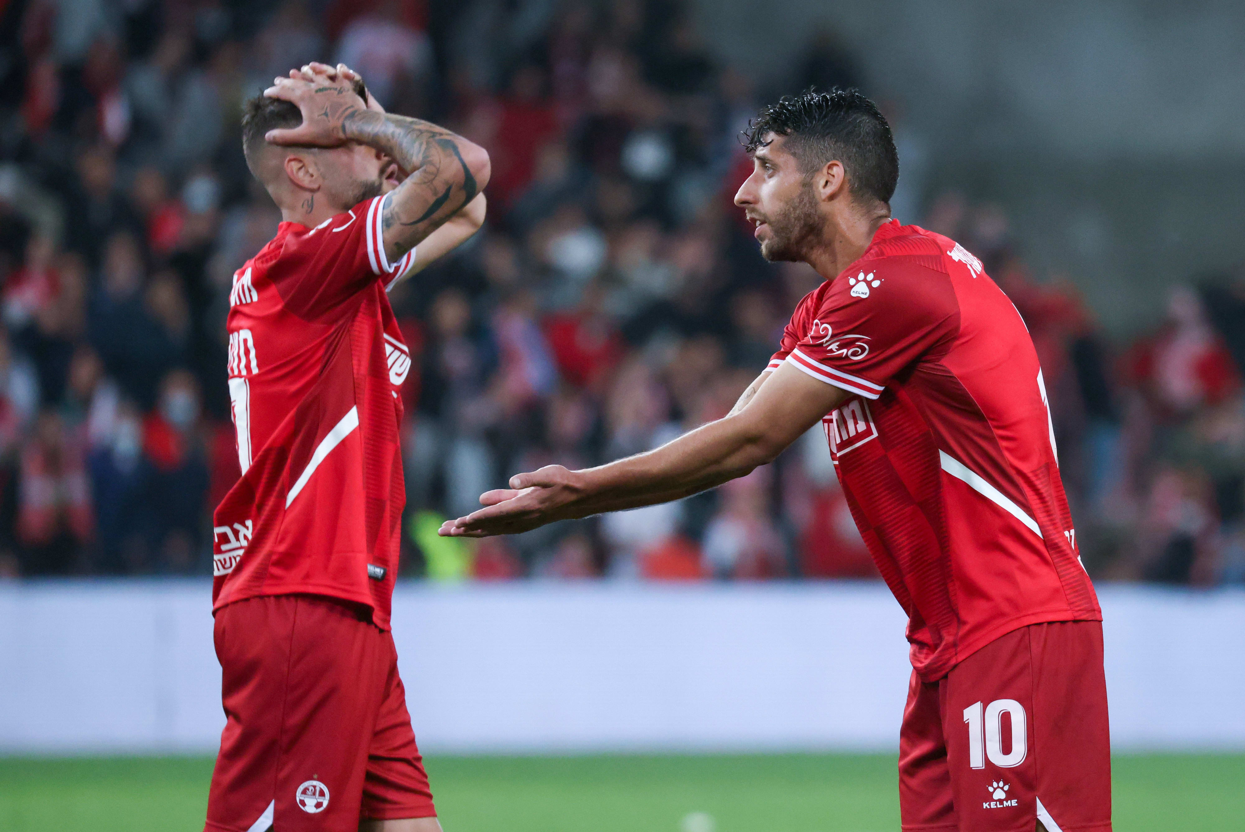 דור מיכה שחקן הפועל באר שבע עם רותם חטואל