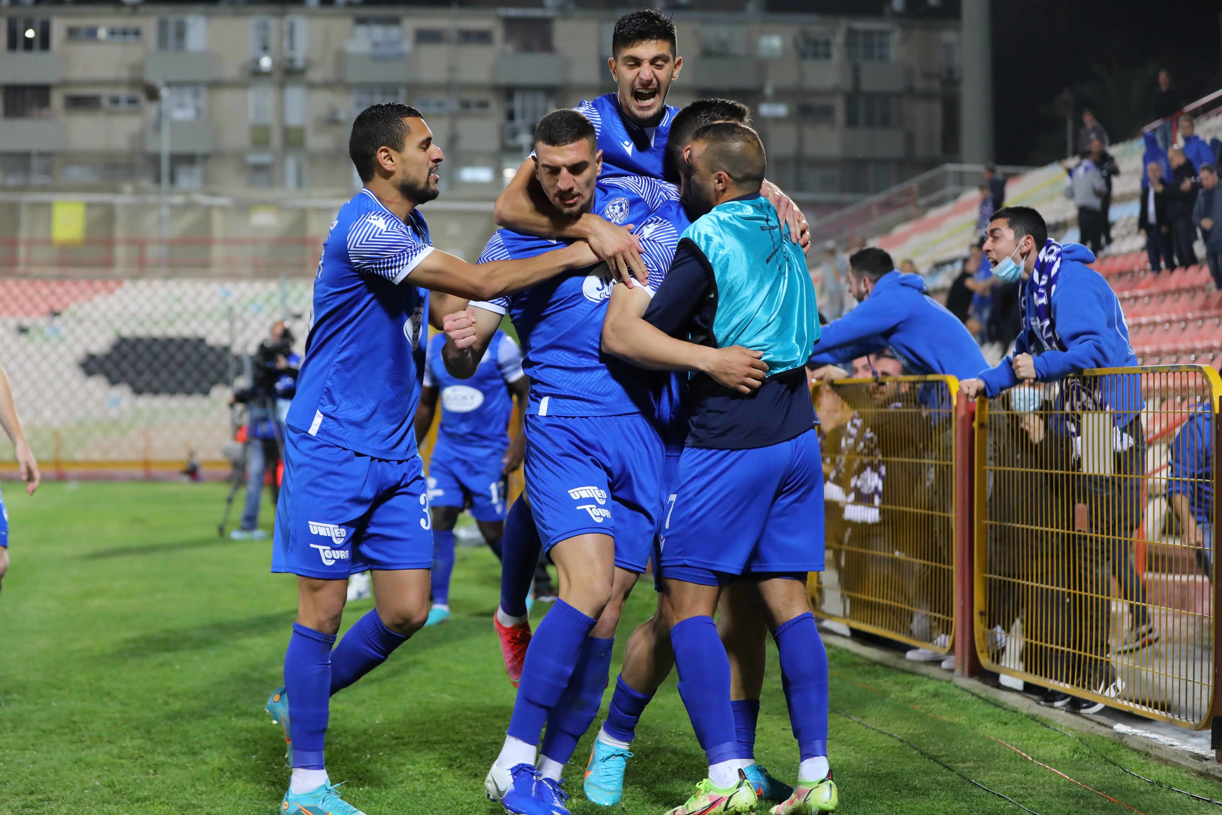 שחקני מכבי פתח תקוה חוגגים עם יון ניקולאסקו