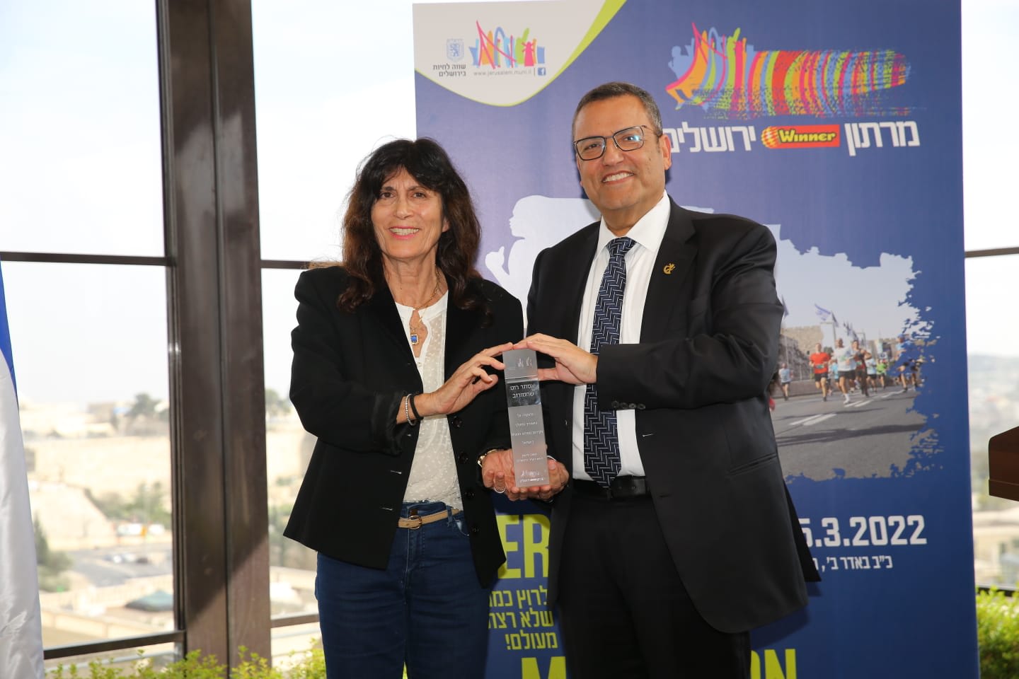 ראש עיריית ירושלים משה ליאון מעניק אות הוקרה לאסתר רוט שחמורוב