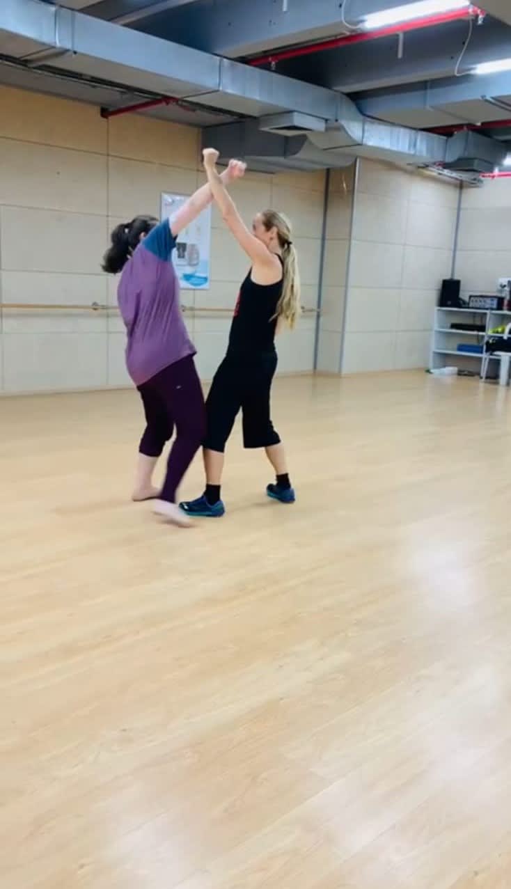 שיעורי הגנה עצמית של נעמי קומלוש כספי במועדוני הולמס פלייס