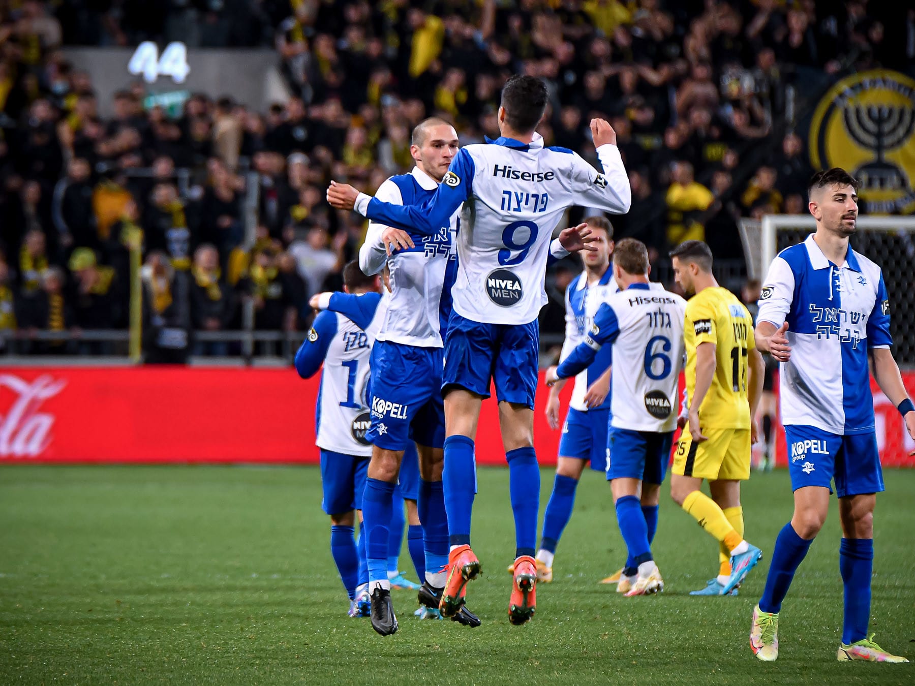 שחקני מכבי תל אביב ג'ורג'ה יובאנוביץ', סטיפה פריצה חוגגים