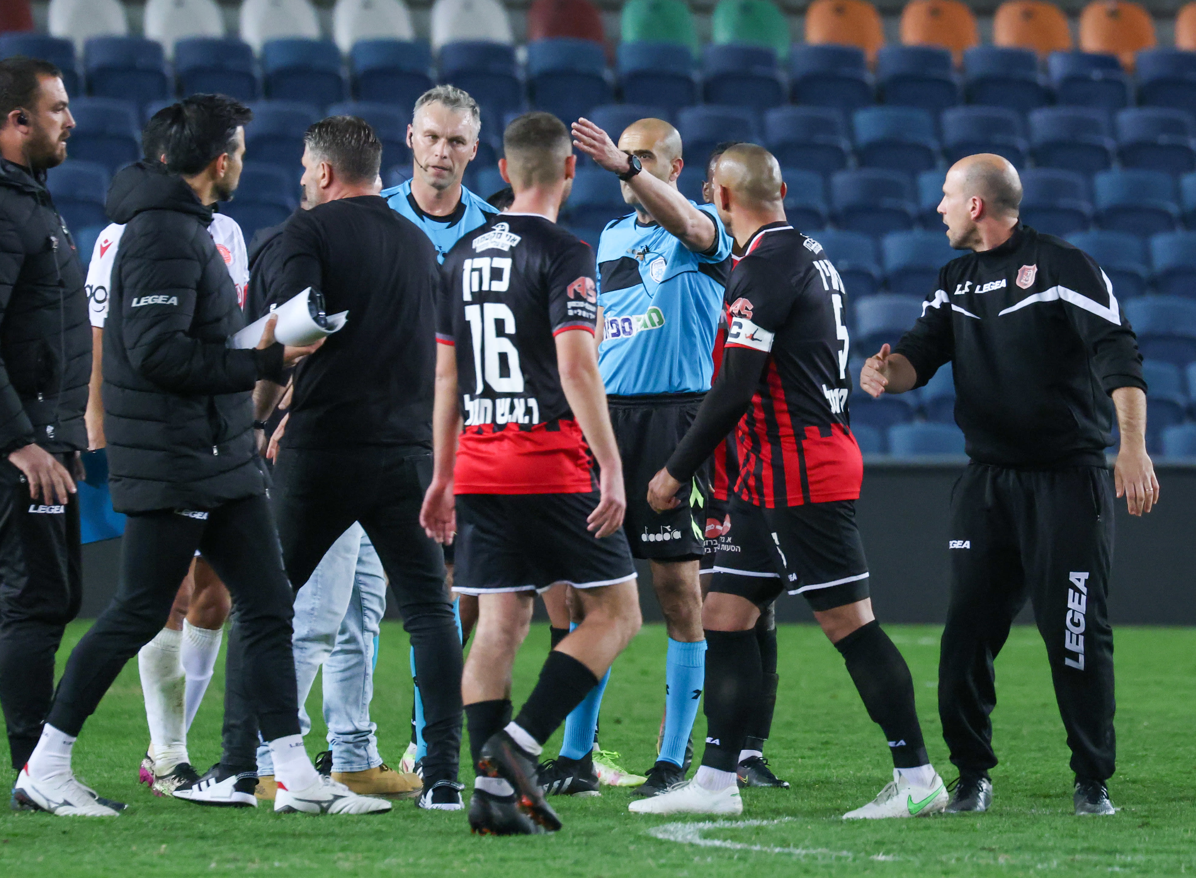 שי אהרון מנהל מקצועי של הפועל ירושלים מוחה נגד השופט דניאל בר נתן