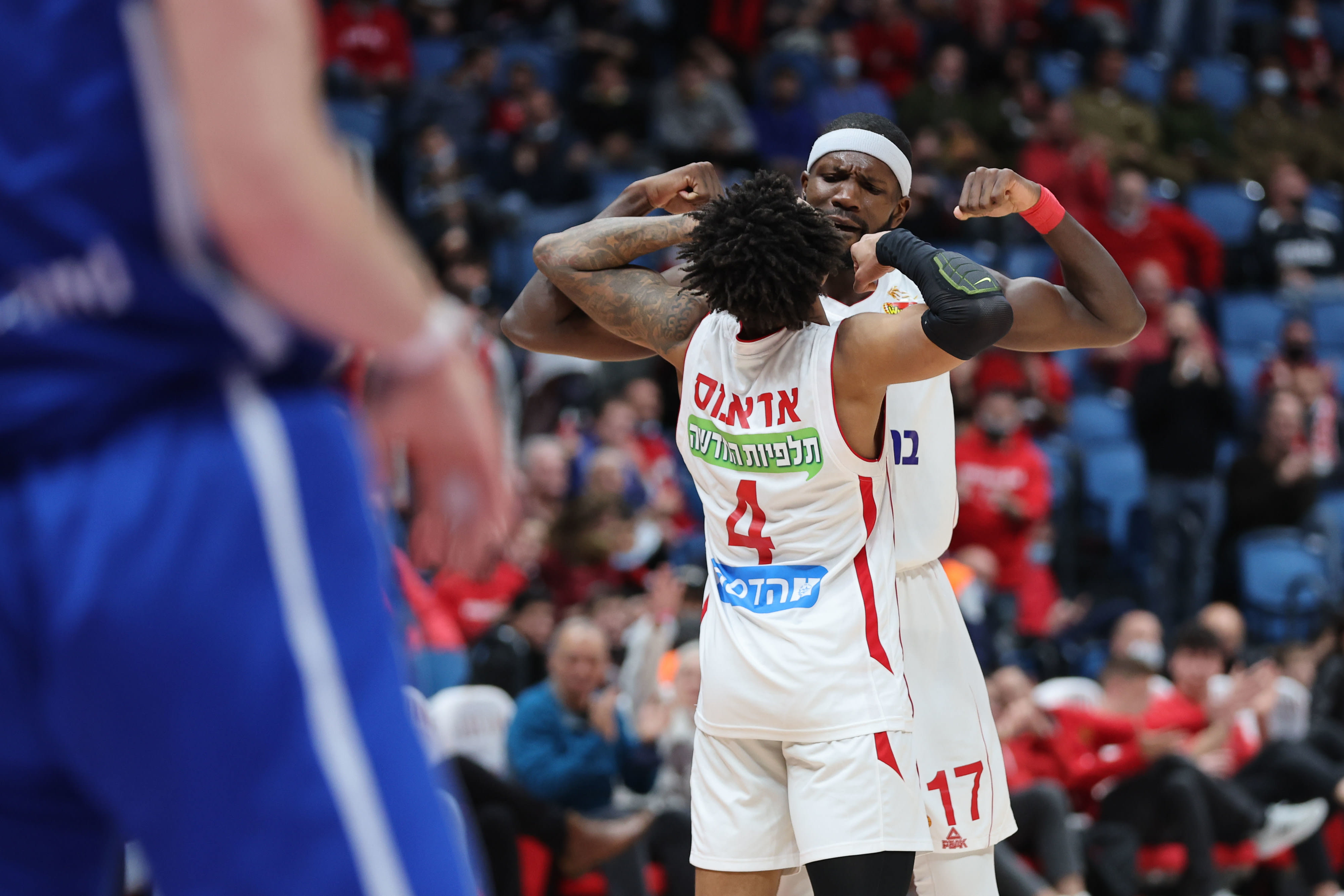 שחקן הפועל ירושלים ג'יילן אדאמס עם סולימאן בריימו