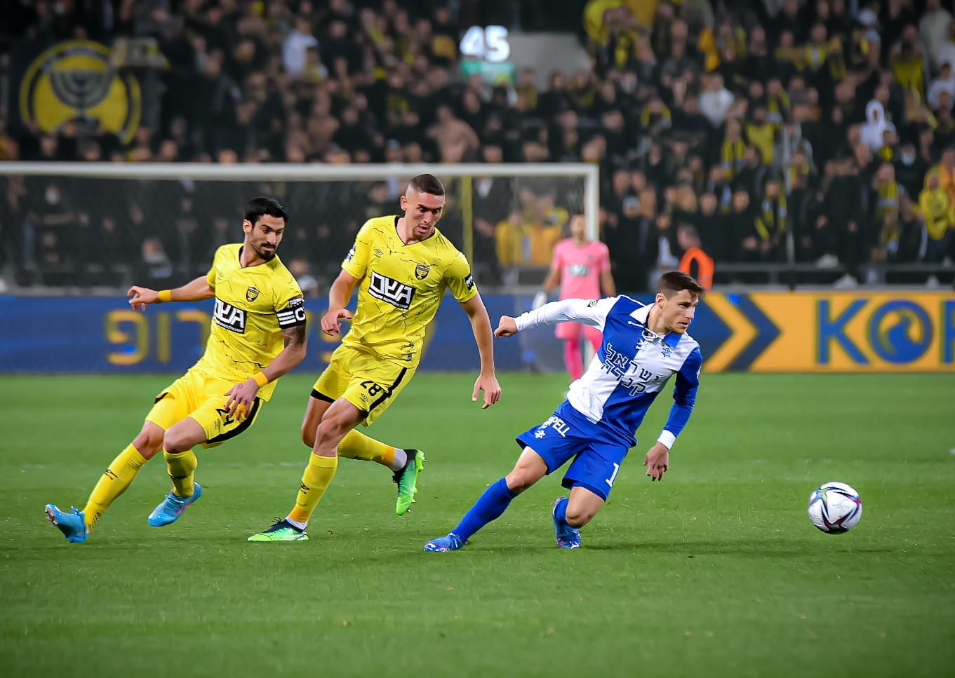 גבי קניקובסקי שחקן מכבי תל אביב מול אופיר קריאף שחקן בית"ר ירושלים, רועי הרמן