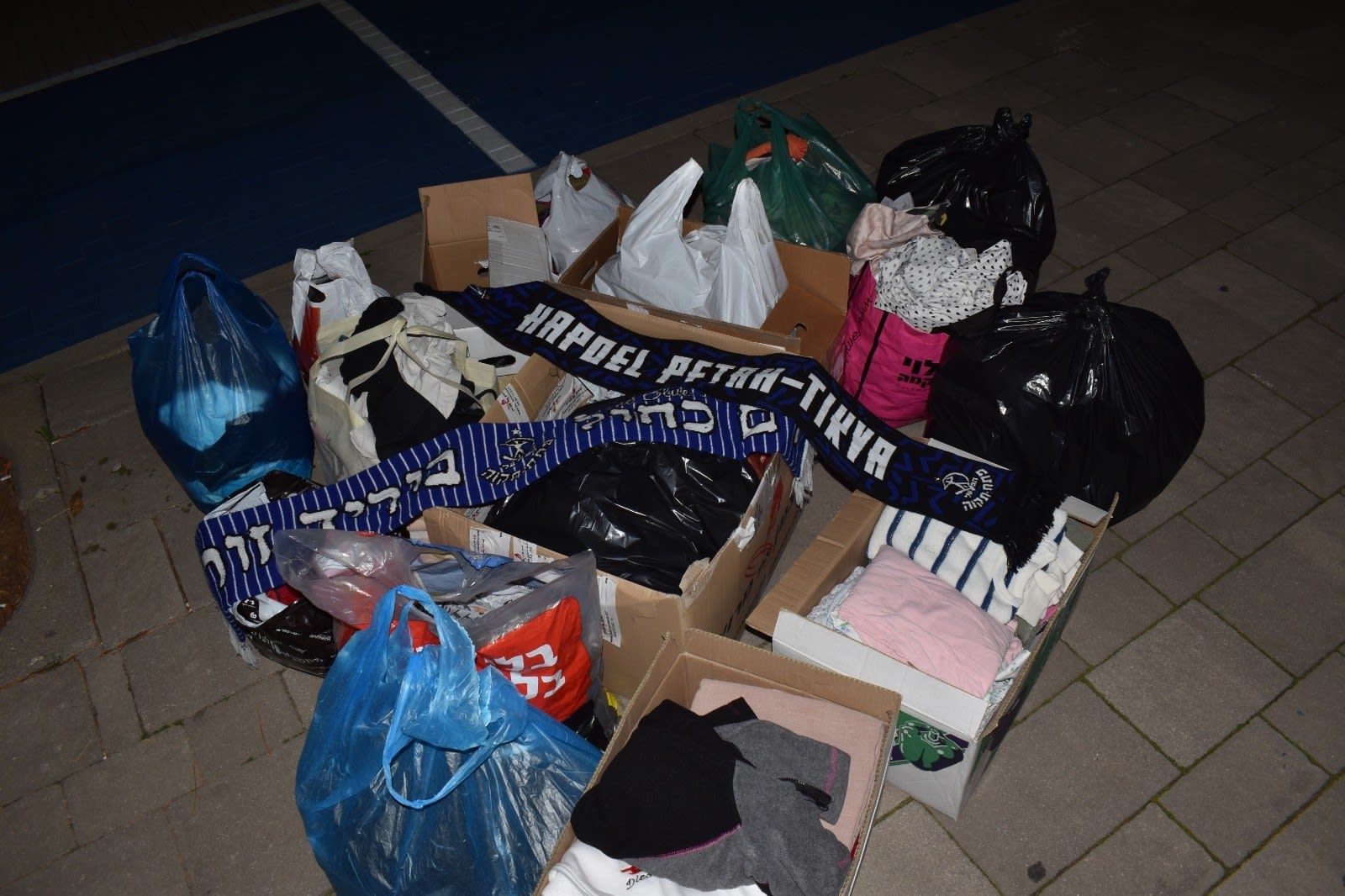 אוהדי הפועל פתח תקוה בתרומות לאוקראינה