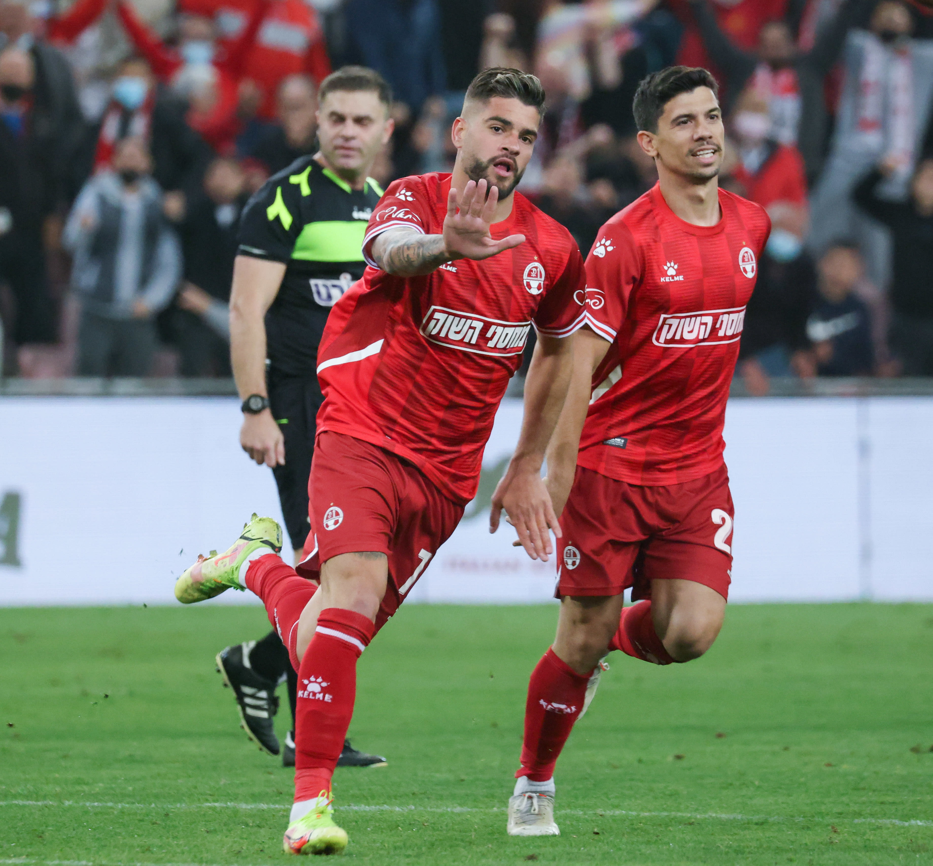 רותם חטואל שחקן הפועל באר שבע עם אנדרה מרטינס