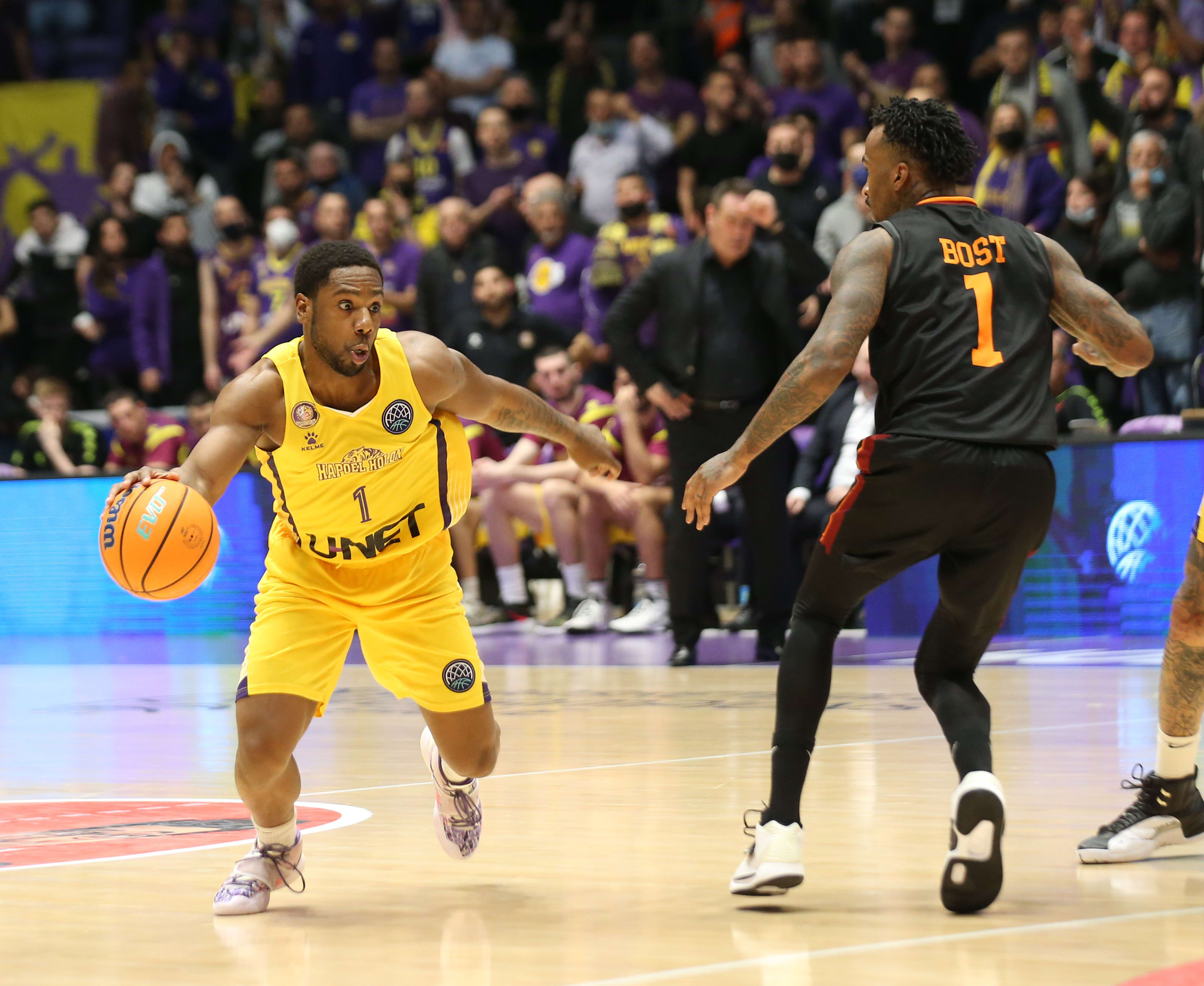 שחקן הפועל חולון ג'ו רגלנד מול שחקן גלאטסראיי די בוסט