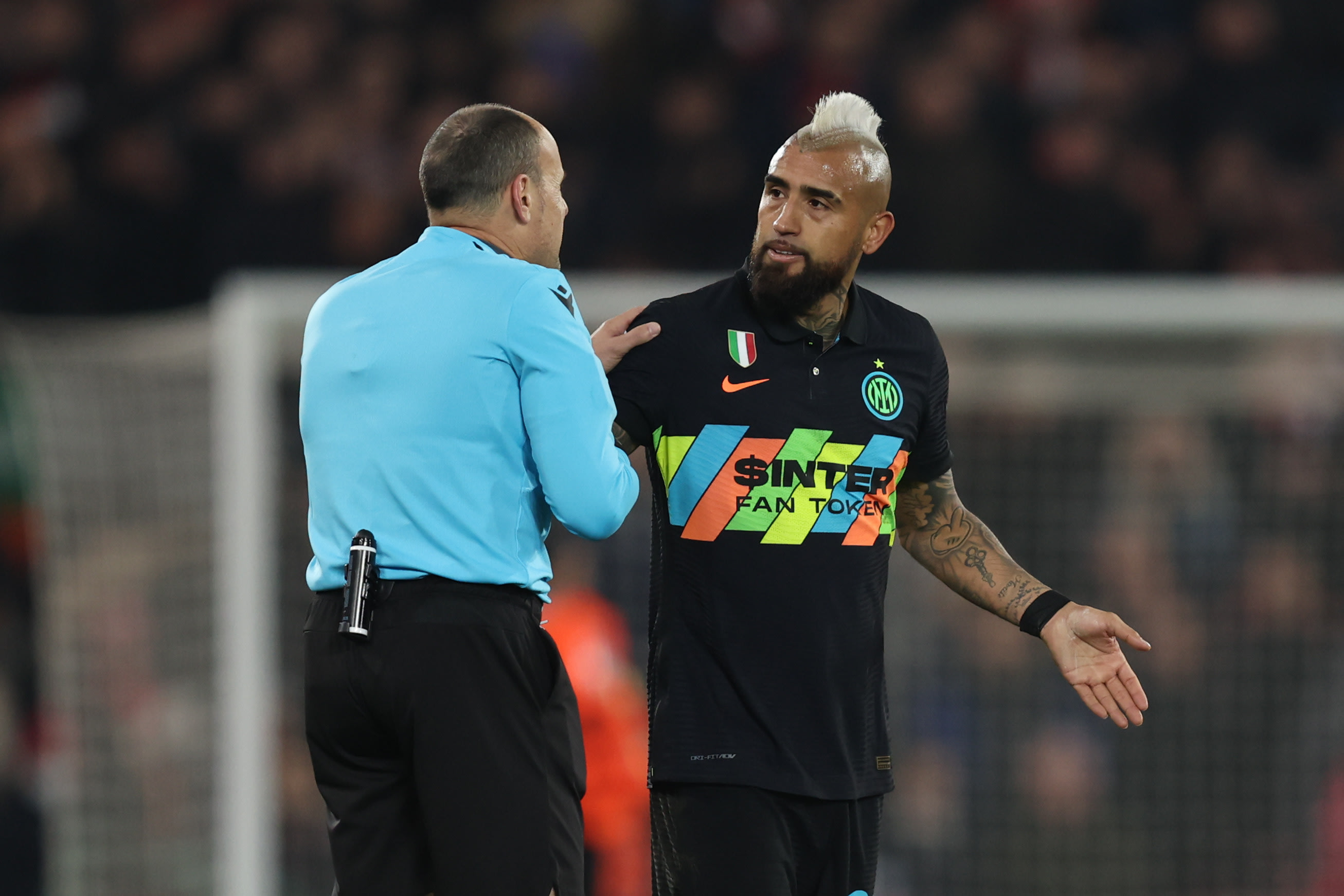 ארתורו וידאל שחקן אינטר עם השופט מתאו להאוז