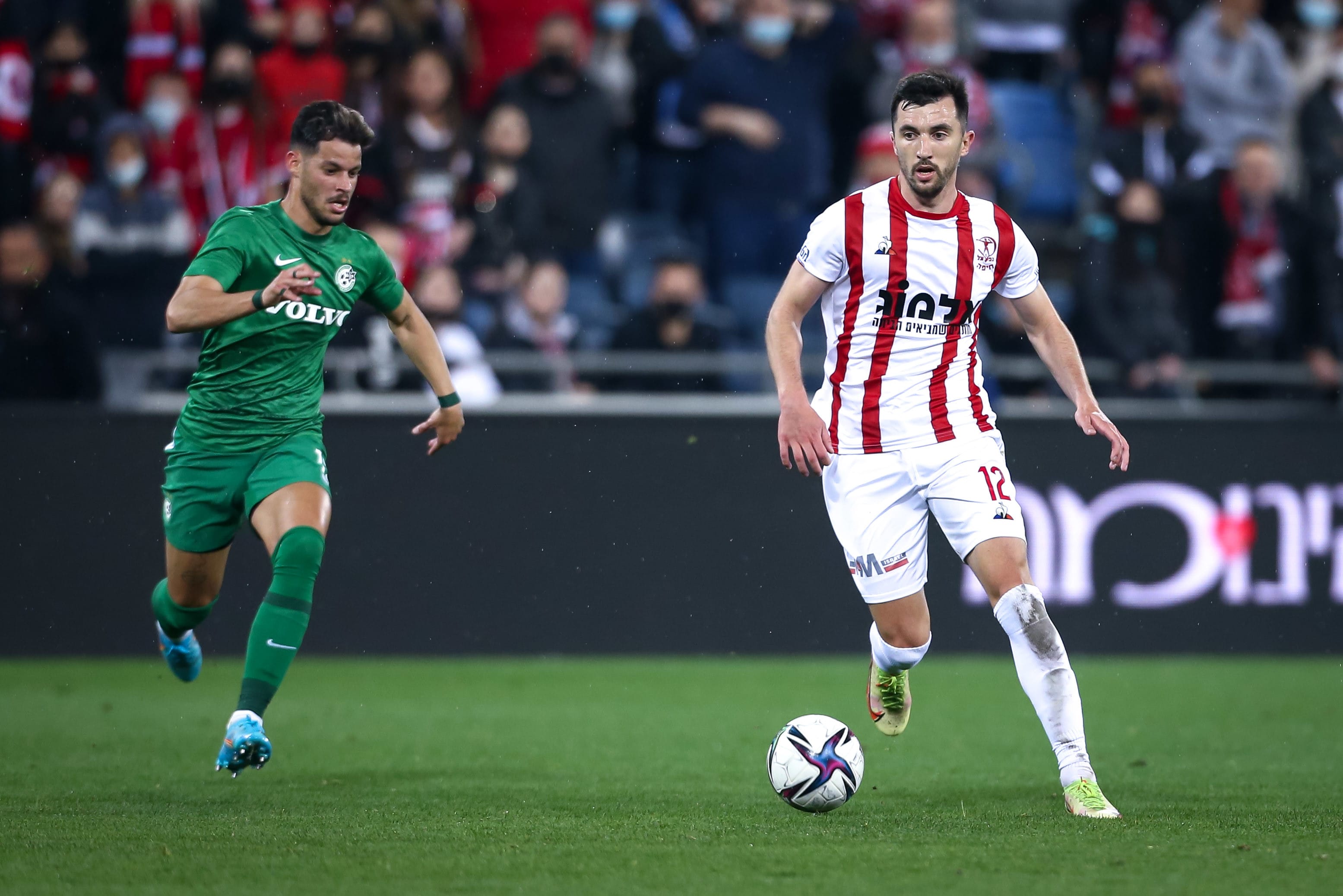 אלן אוז'בולט שחקן הפועל חיפה מול סאן מנחם שחקן מכבי חיפה