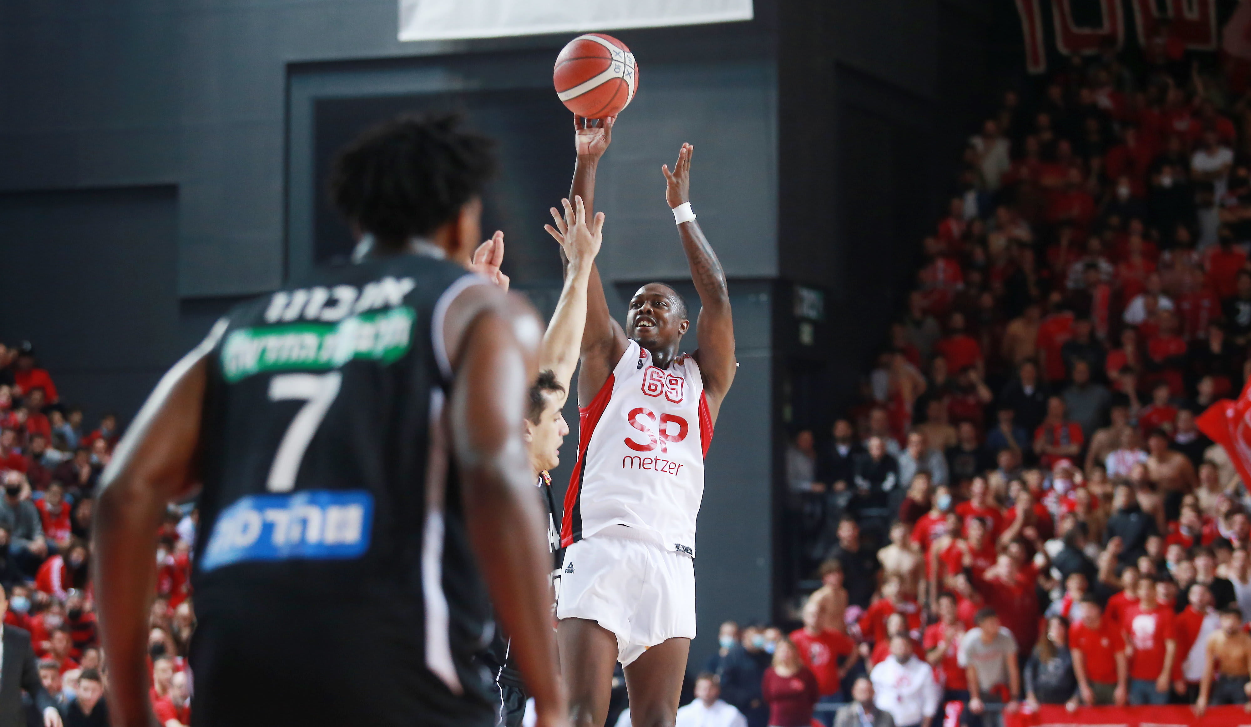 שחקן הפועל תל אביב ג'ייקובן בראון זורק מול הפועל ירושלים