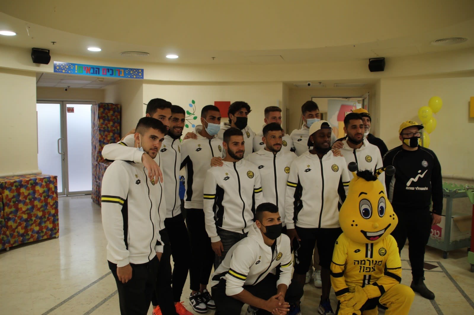 שחקני מכבי נתניה בבית החולים שניידר