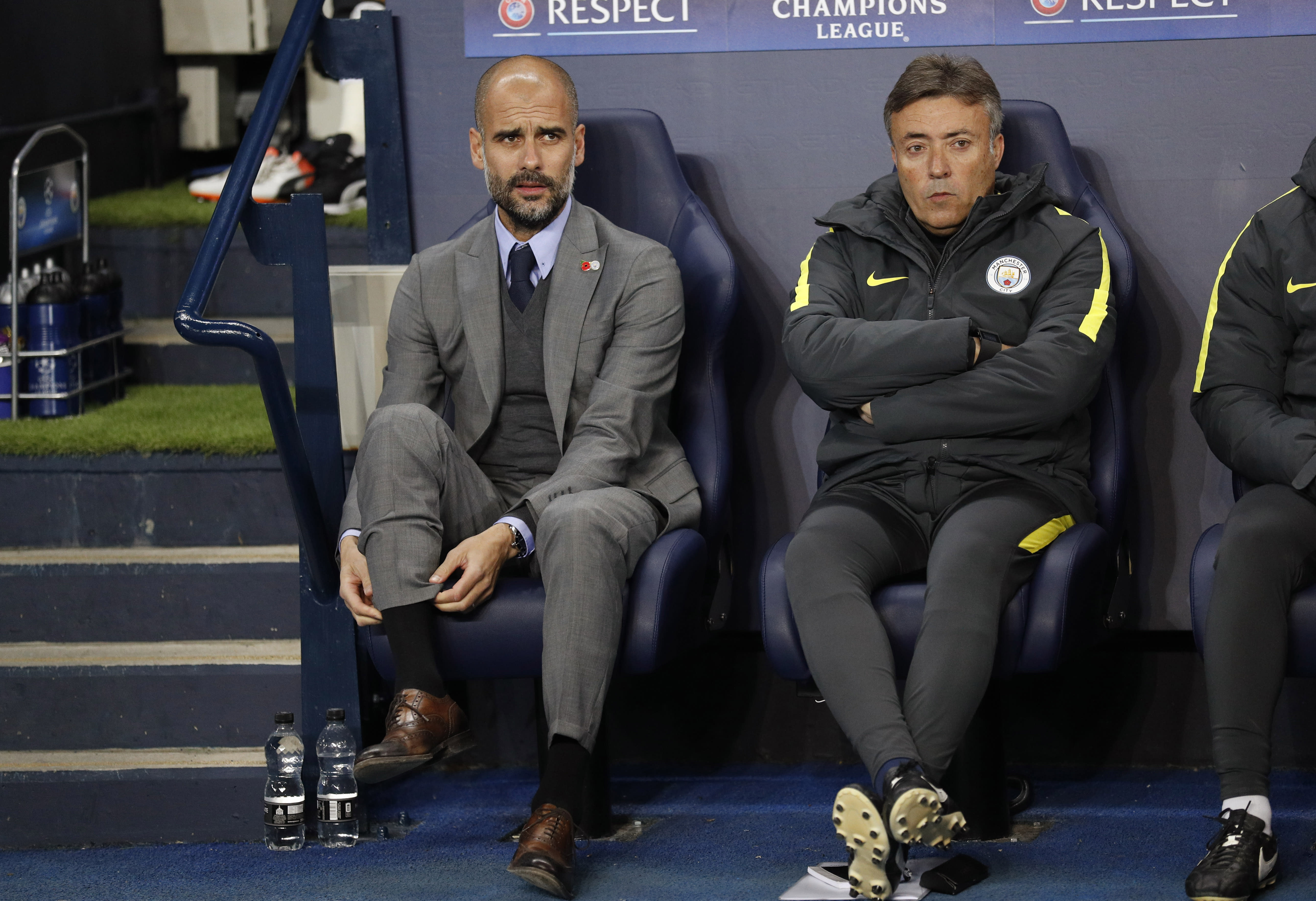 פפ גווארדיולה מאמן מנצ'סטר סיטי (שמאל) עם עוזרו דומנק טורנט