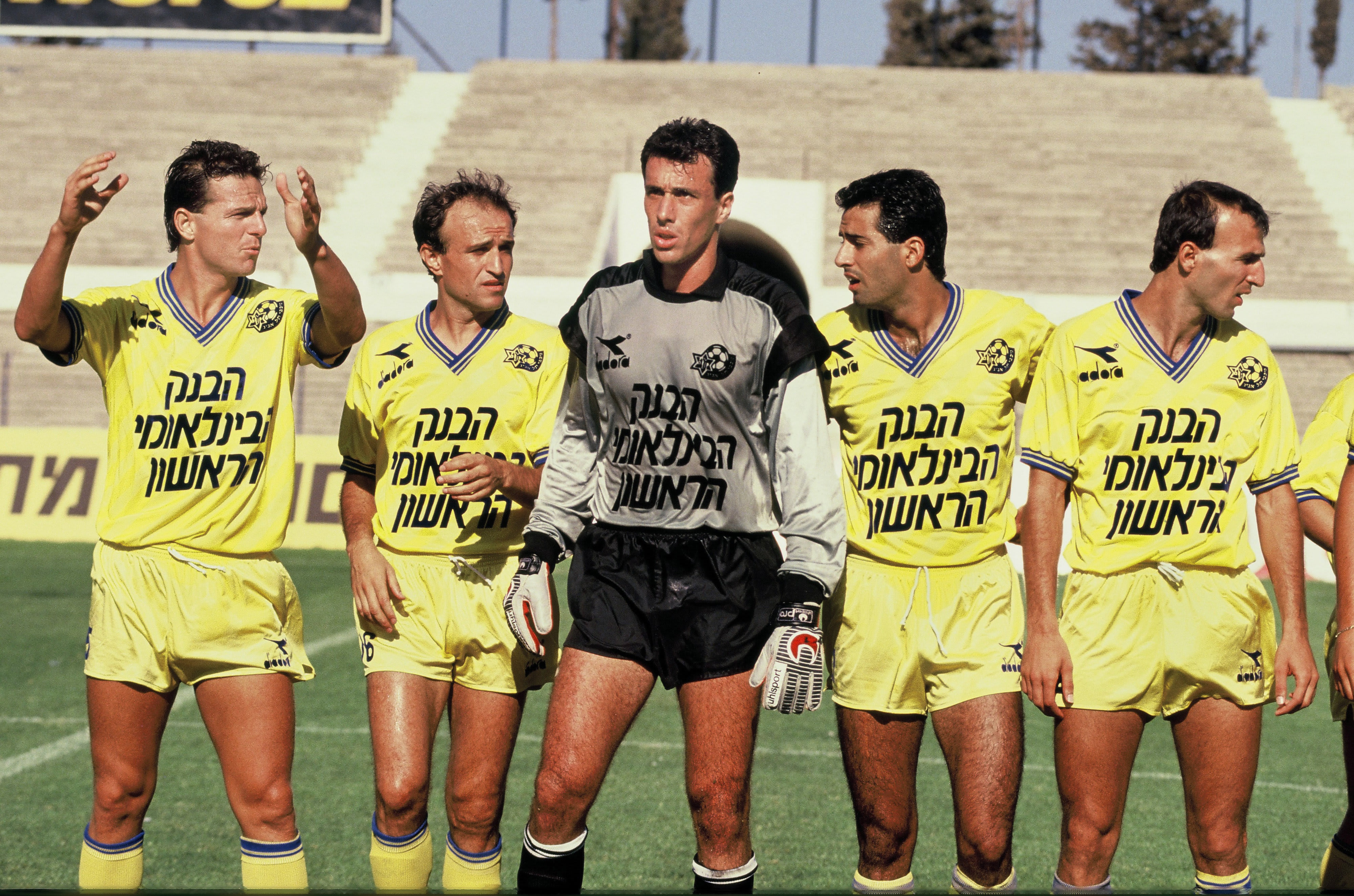 משמאל: אבי כהן התל אביבי, אורי מלמיליאן, משה מרכוס, מיקי כהן, אבי כהן הירושלמי במדי מכבי תל אביב 1989/90