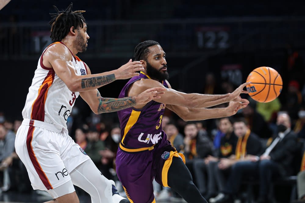 אדם סמית' שחקן הפועל חולון