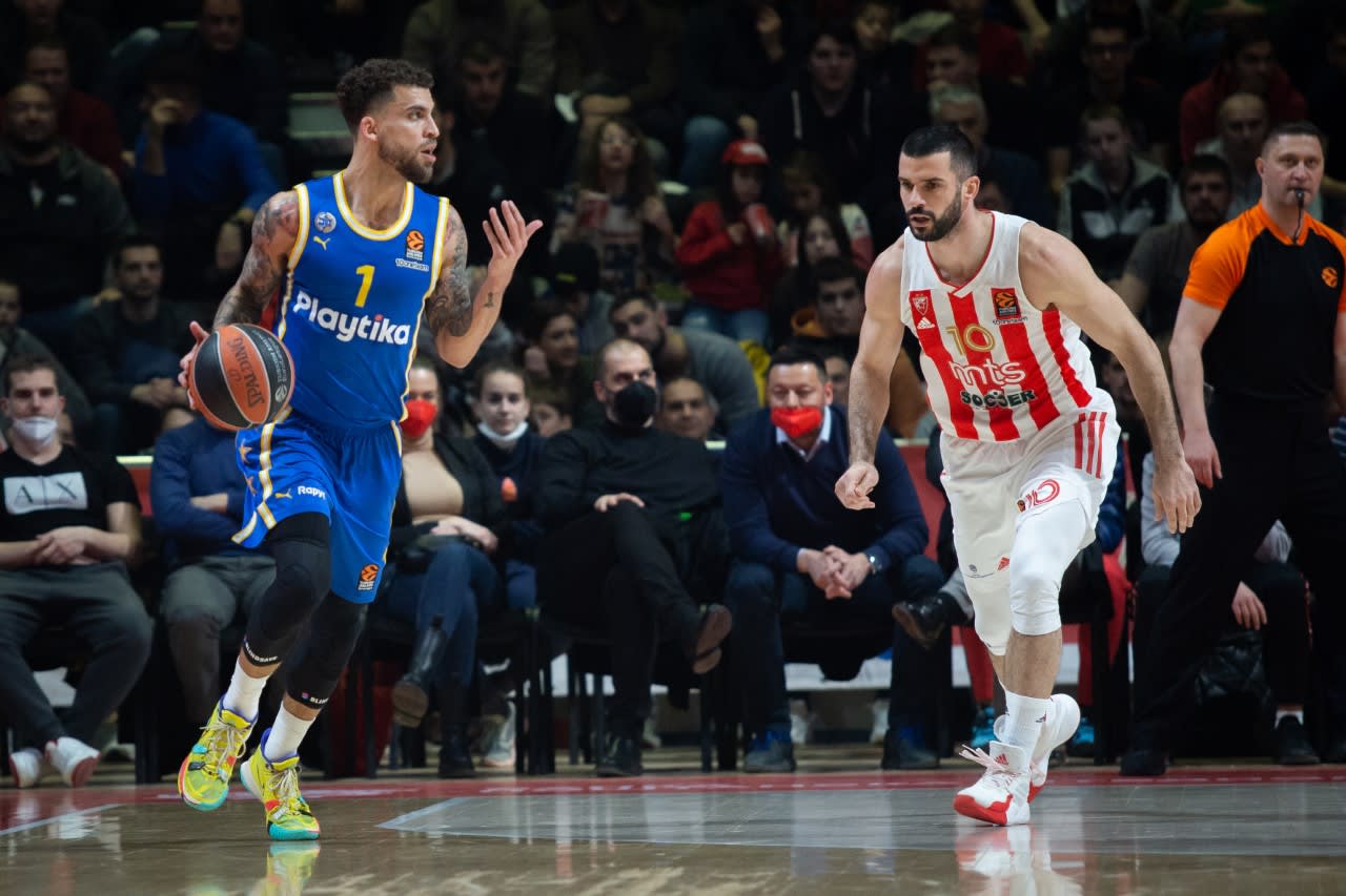 שחקן מכבי תל אביב סקוטי ווילבקין מול שחקן הכוכב האדום בלגרד ברנקו לאזיץ'