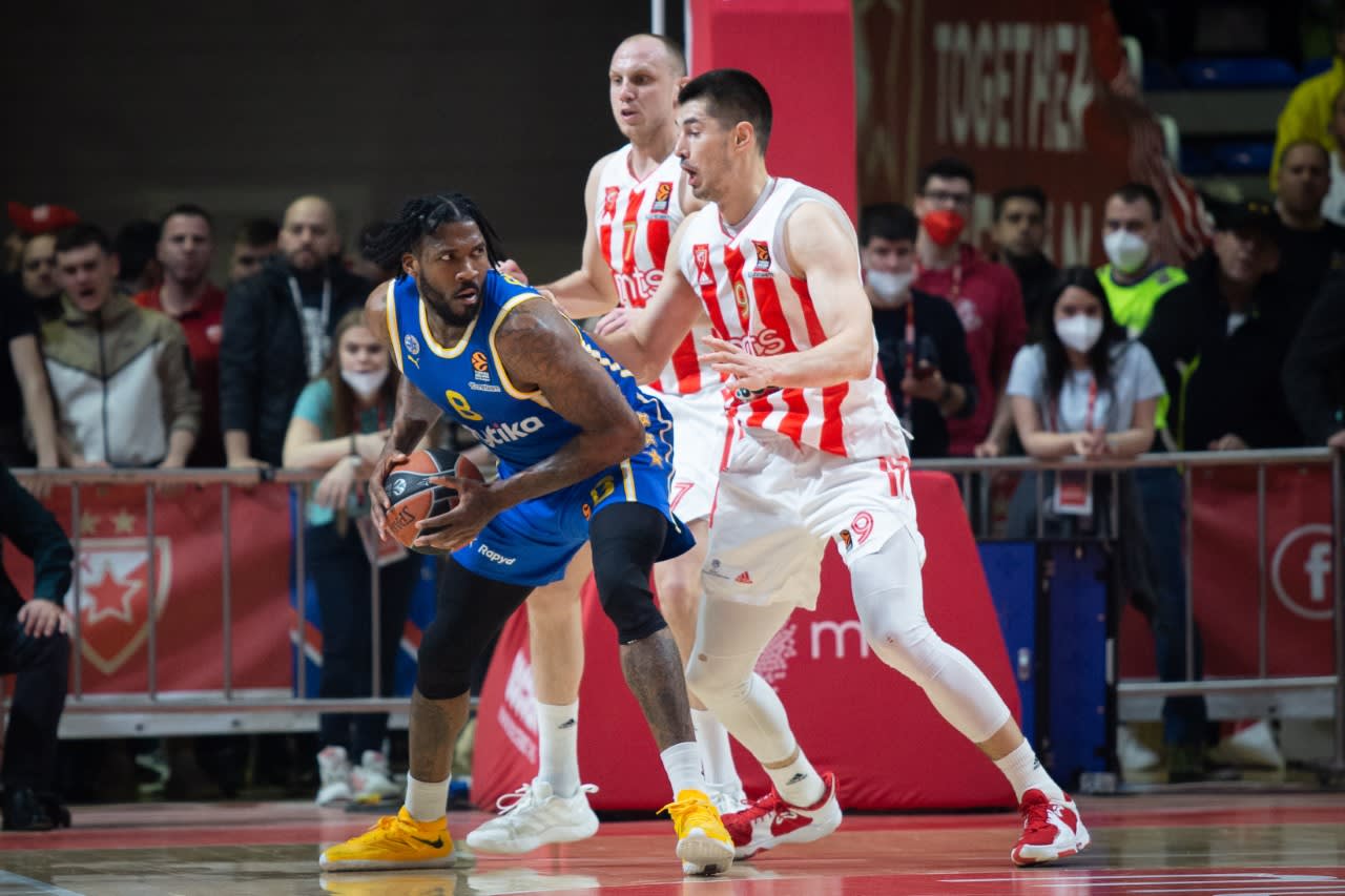 שחקן מכבי תל אביב ג'יילן ריינולדס מול שחקן הכוכב האדום בלגרד לוקה מיטרוביץ'