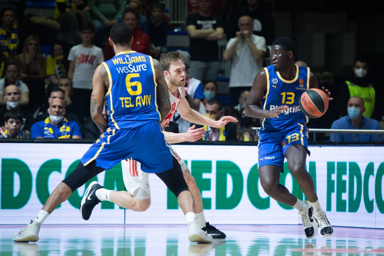 שחקן מכבי תל אביב קיירי תומאס מול שחקן הכוכב האדום בלגרד נייט וולטרס