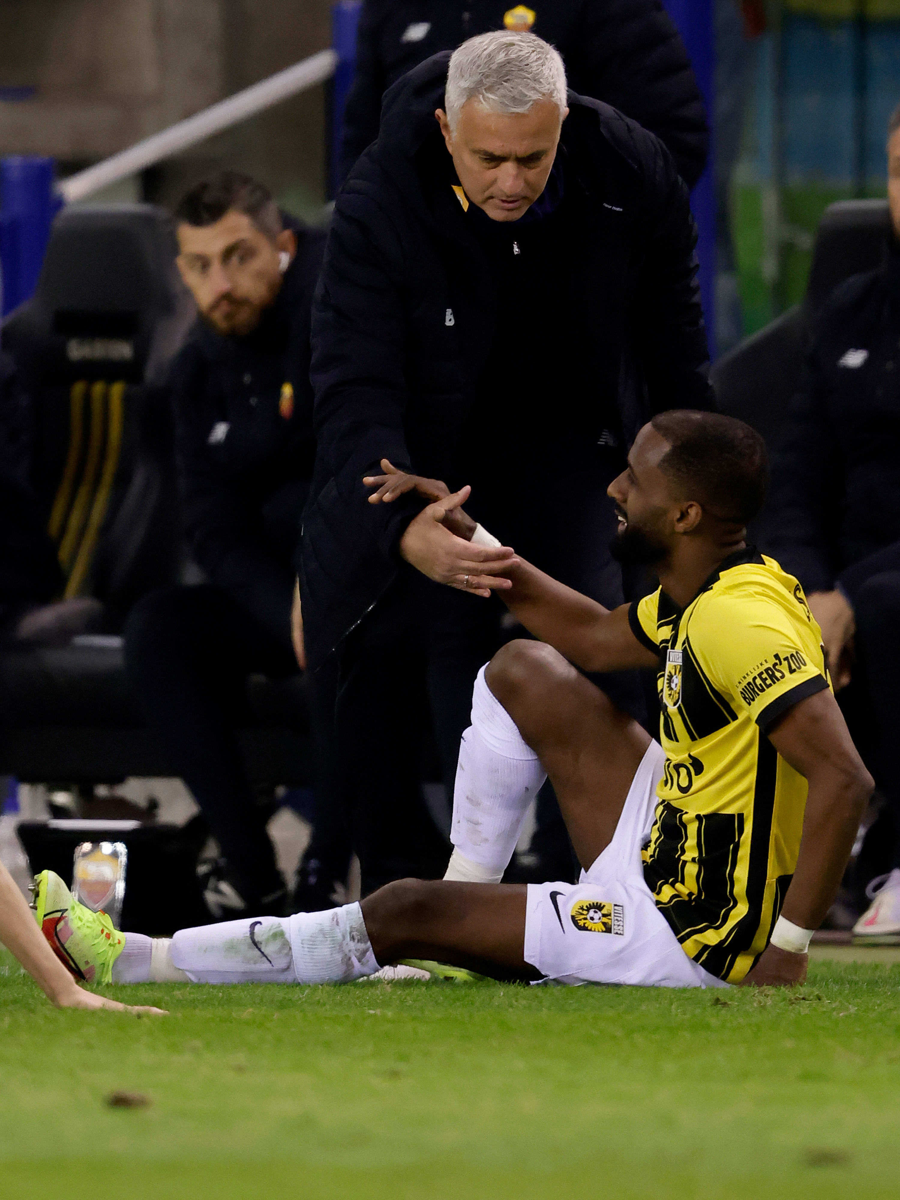 ז'וזה מוריניו מאמן רומא עם אלי דסה שחקן ויטסה