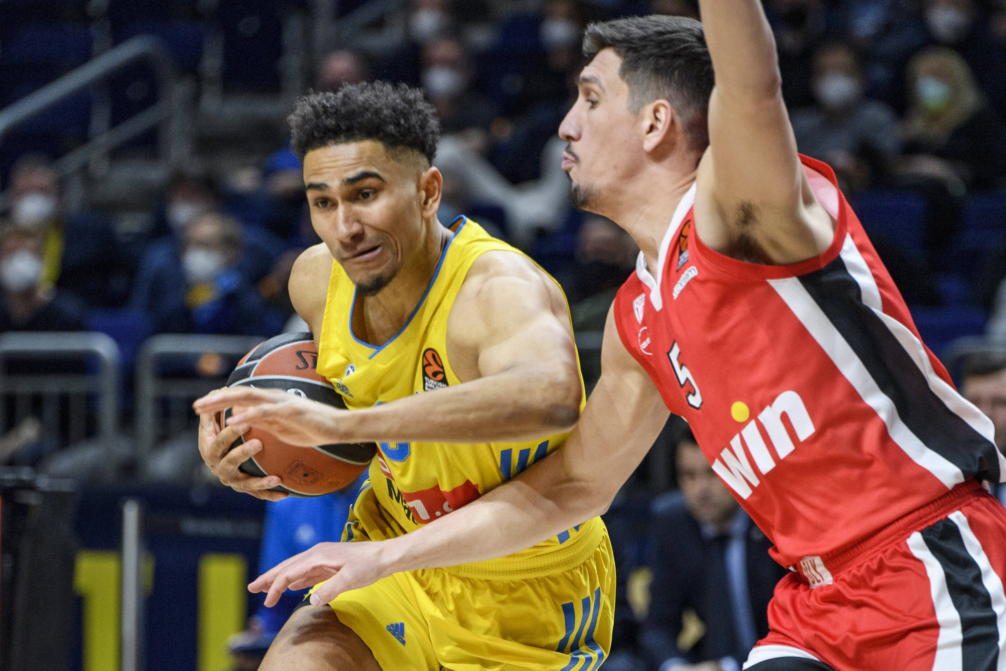 מאודו לו שחקן אלבה ברלין מול יאנוליס לרנצאקיס שחקן אולימפיאקוס