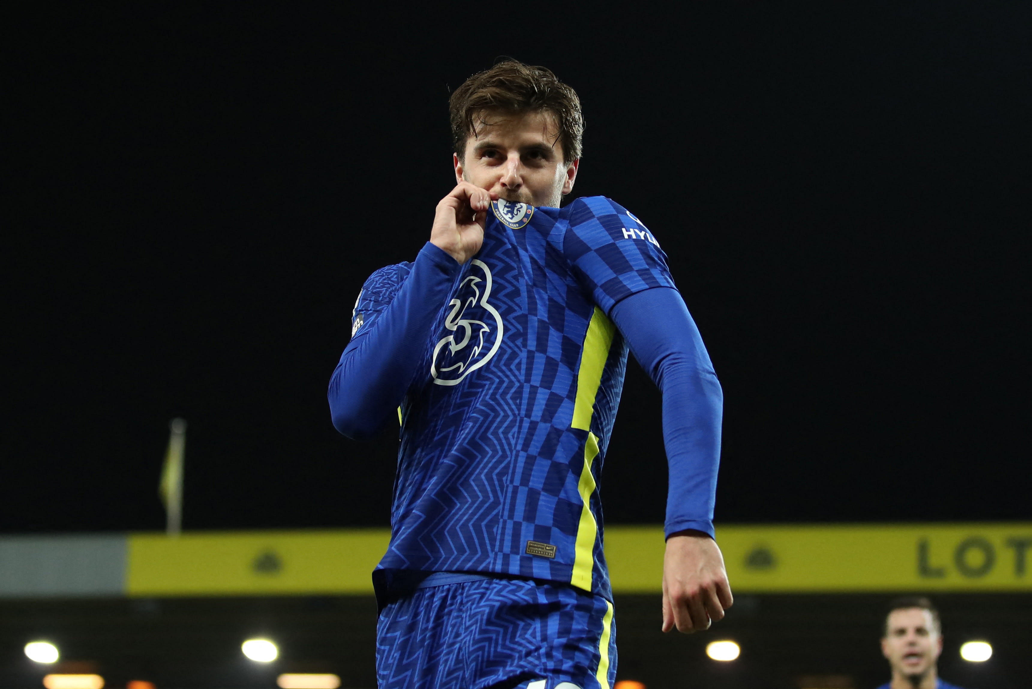 מייסון מאונט חוגג שער ומנשק את הסמל של צ'לסי