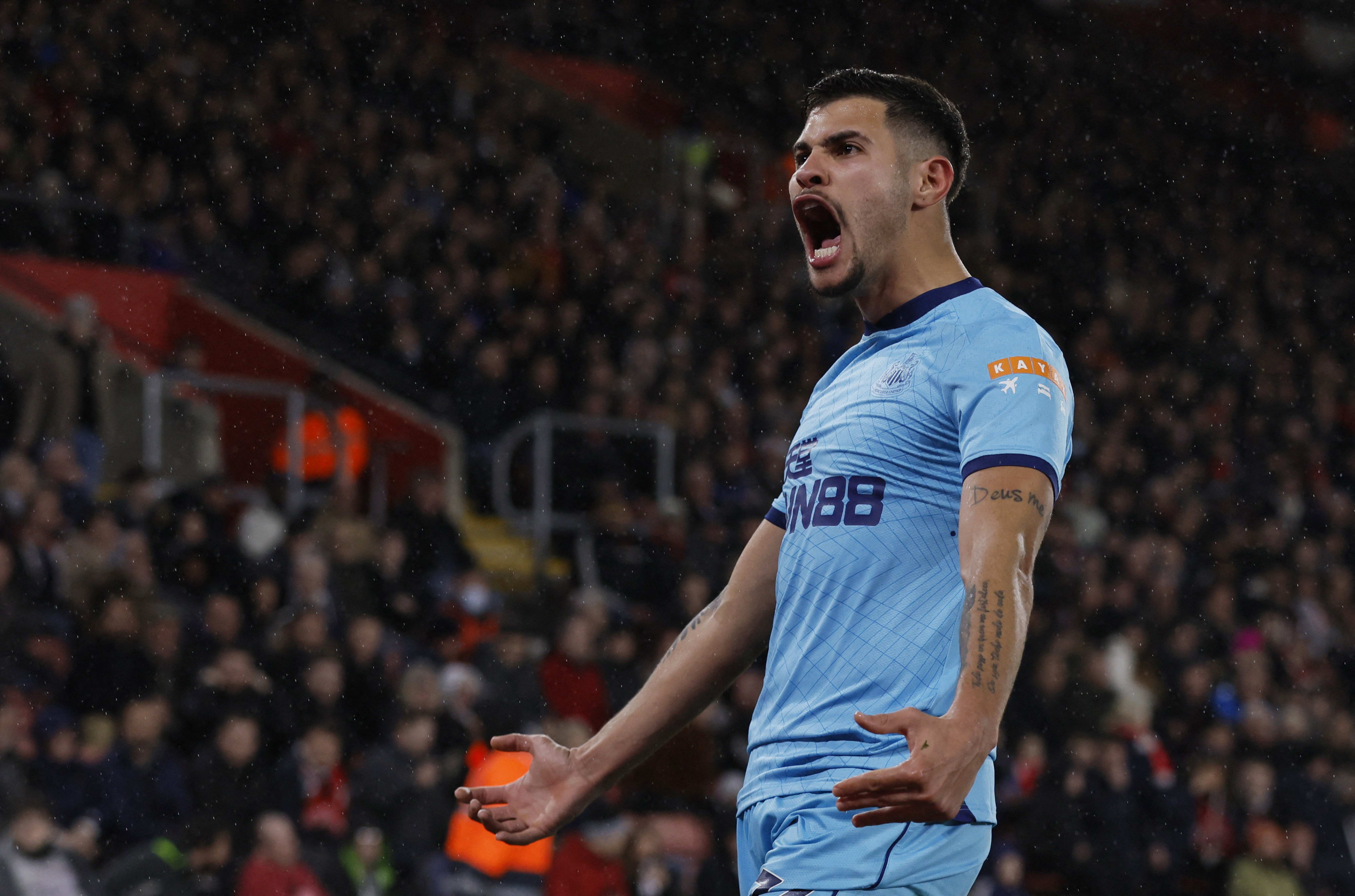 ברונו גימראייש שחקן ניוקאסל חוגג שער