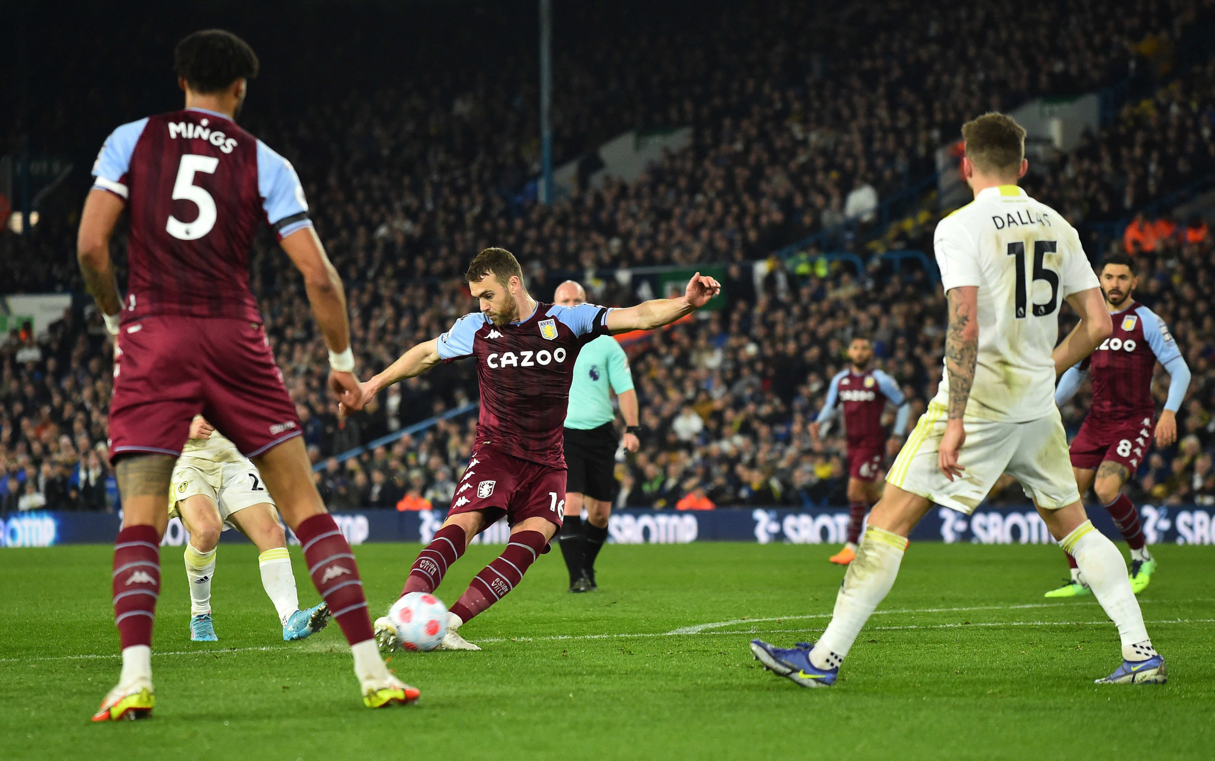 קאלום צ'יימברס שחקן אסטון וילה כובש מול לידס