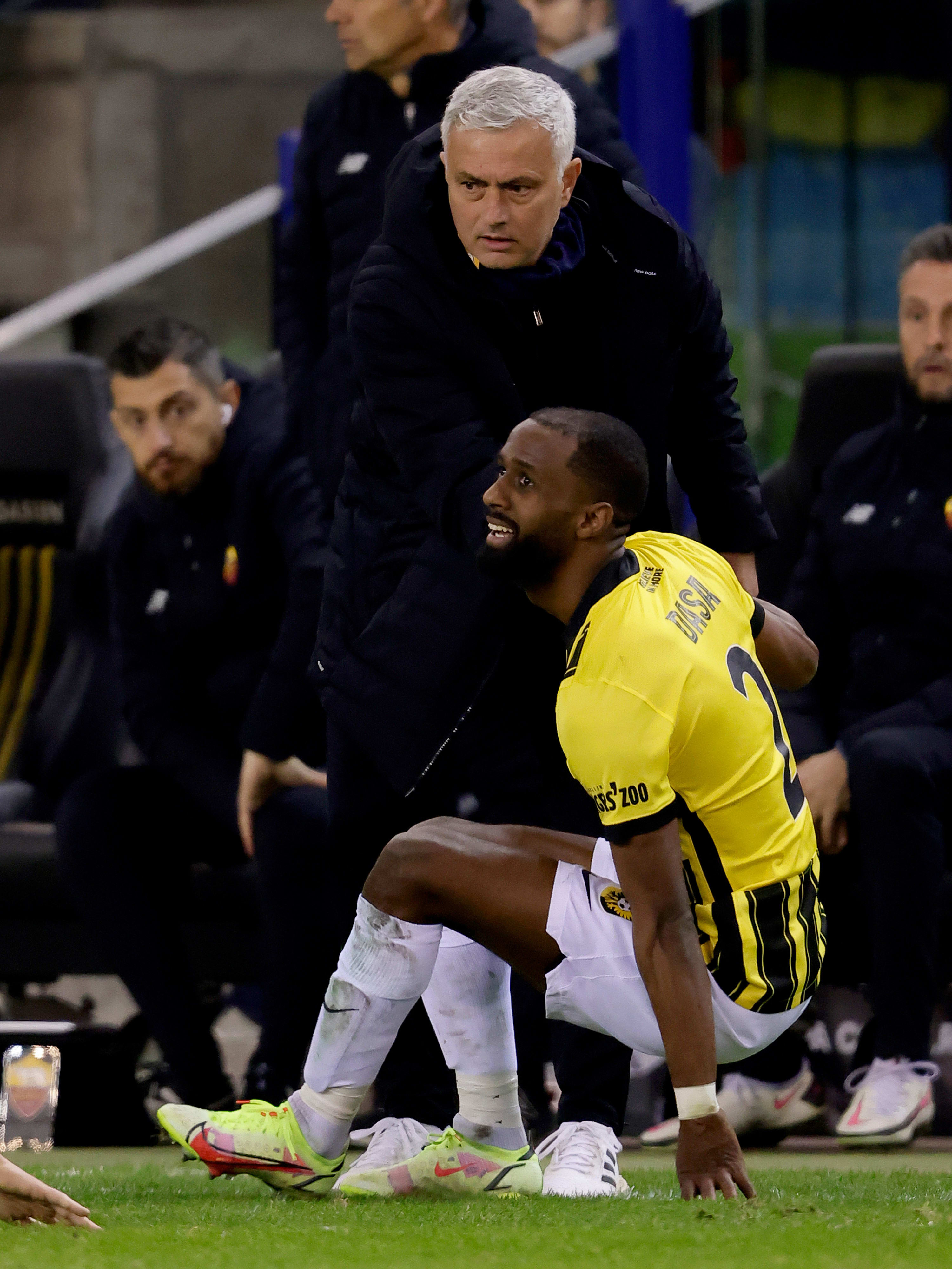 ז'וזה מוריניו מאמן רומא עם אלי דסה שחקן ויטסה