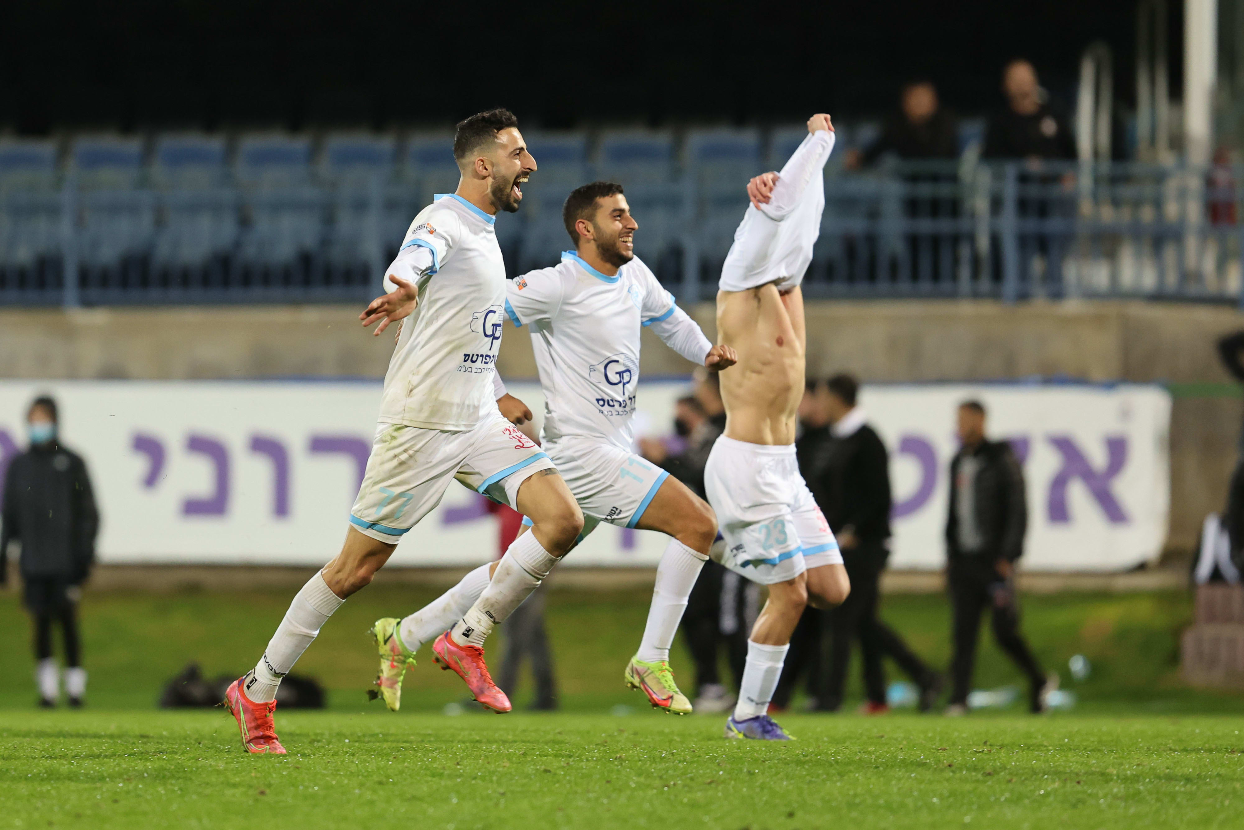 שחקני מכבי קביליו יפו חוגגים