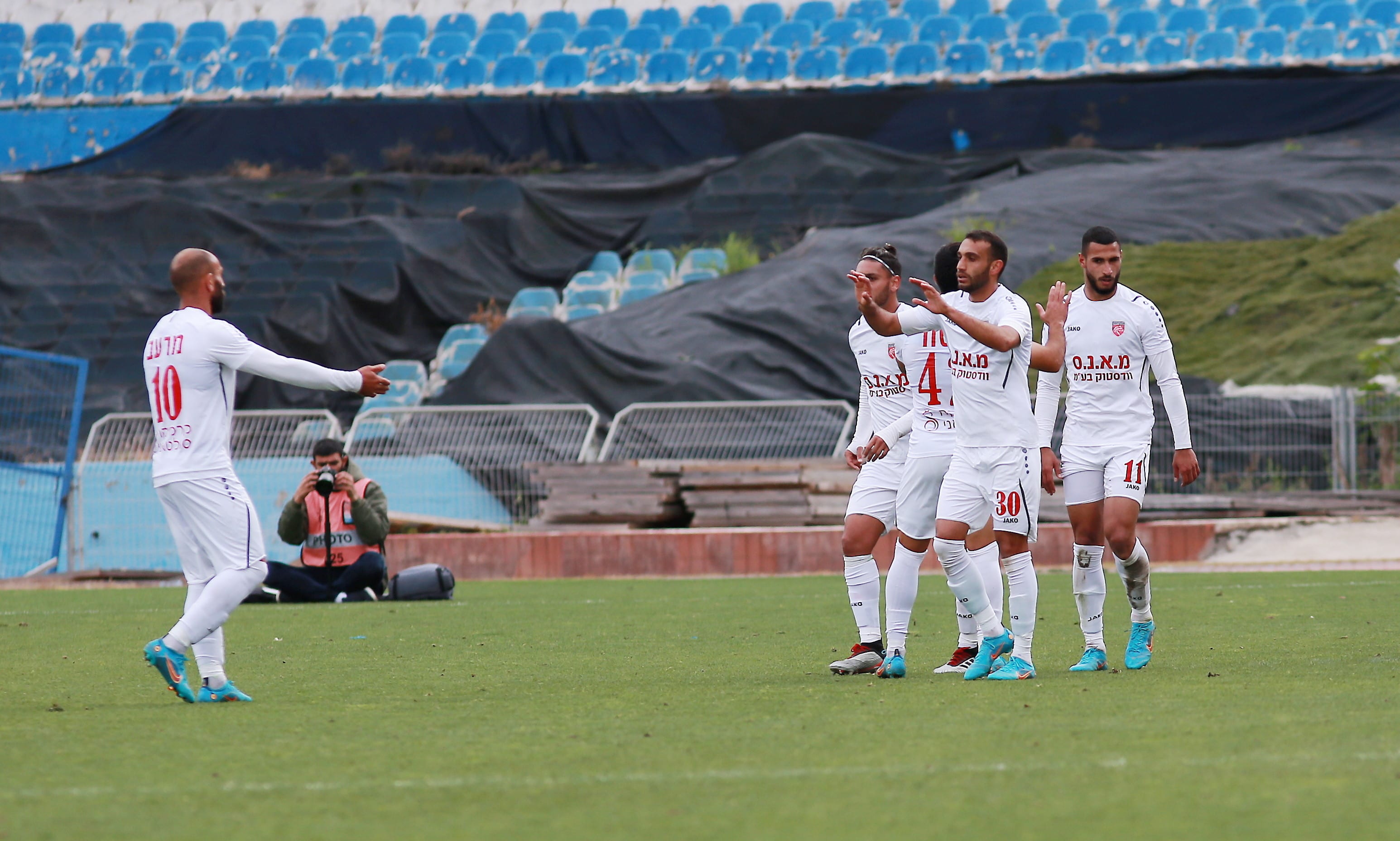 שחקני מ.ס. כפר קאסם חוגגים