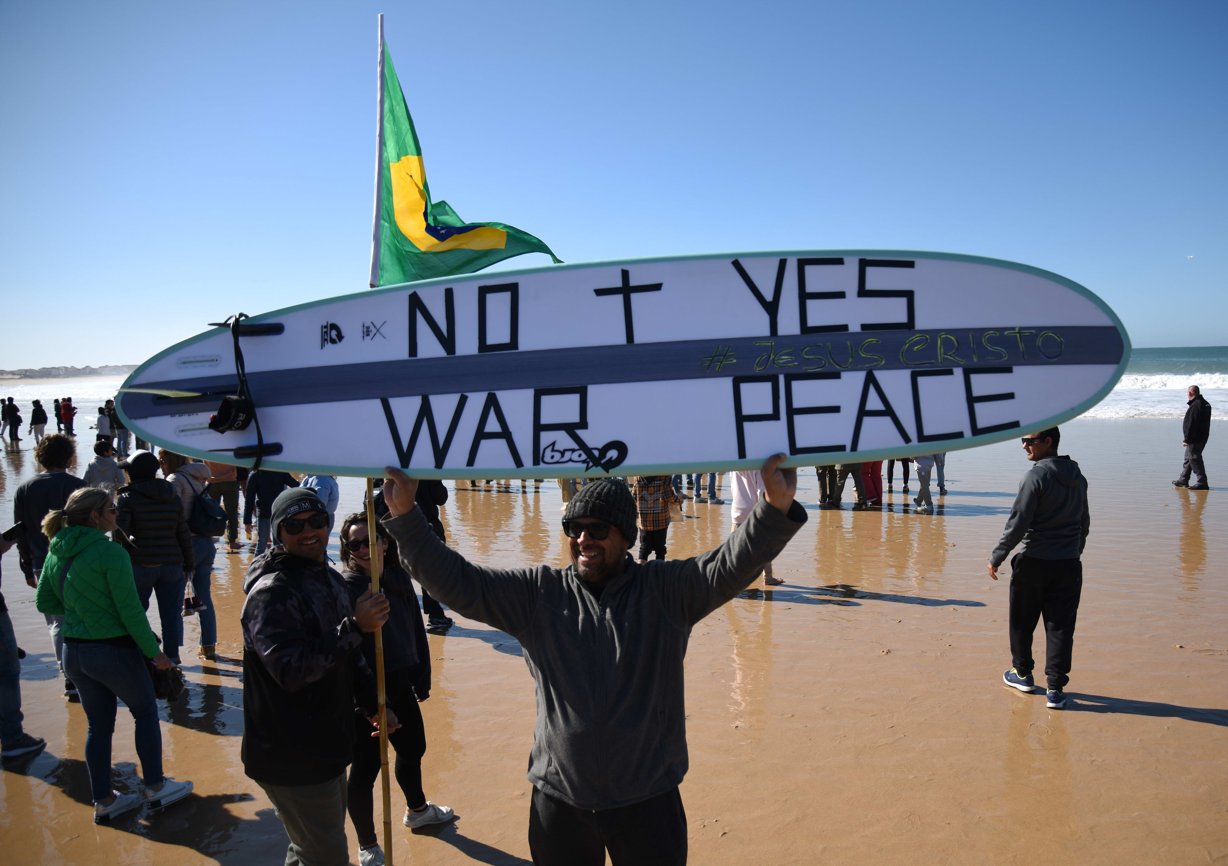 שלט אנטי מלחמתי בתחרות גלישה בפניש פורטוגל