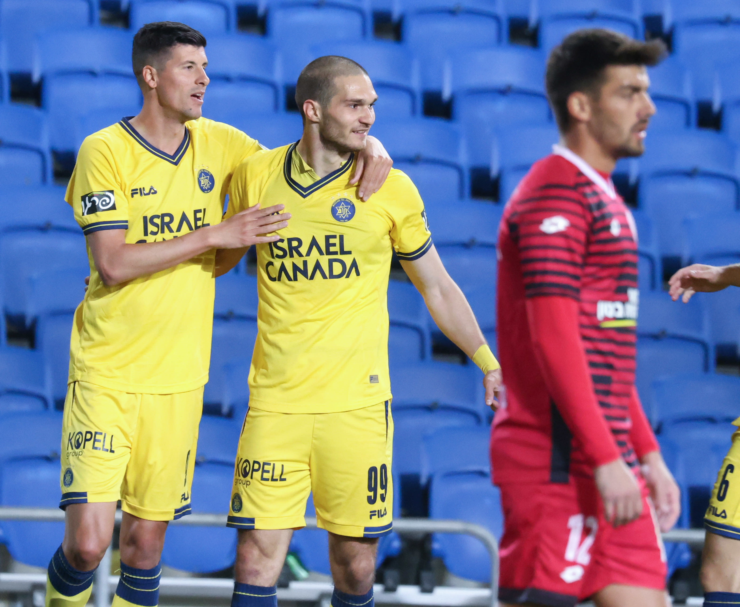 ג'ורג'ה יובאנוביץ' שחקן מכבי תל אביב עם סטיפה פריצה