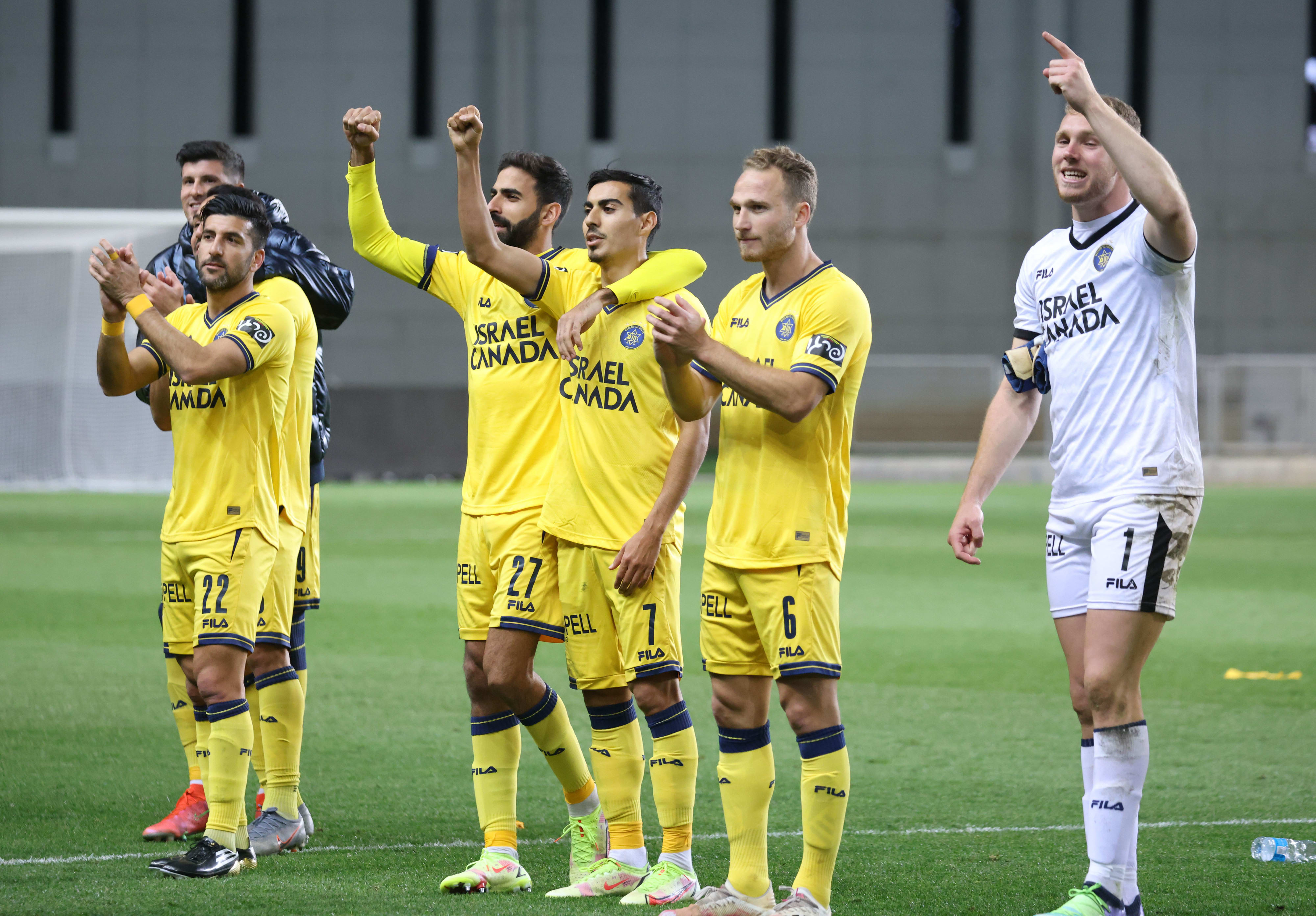 Maccabi Tel Aviv players with Daniel Peretz, Dan Glazer, Matan Hozaz, Ofir Davidzada, Avi Rikan