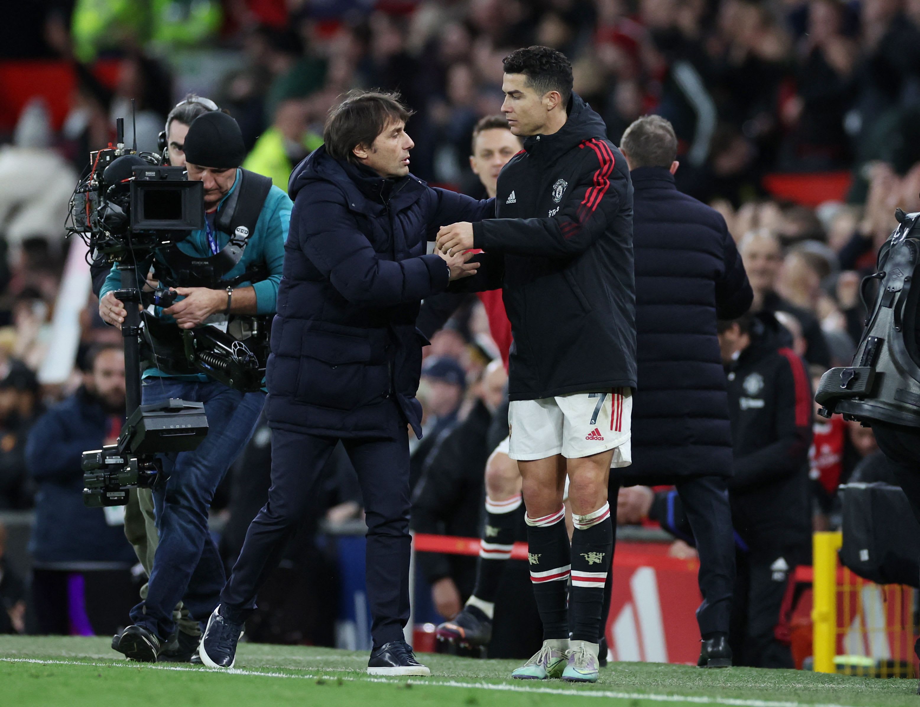 אנטוניו קונטה מברך את כריסטיאנו רונאלדו אחרי הניצחון של יונייטד 2:3 על טוטנהאם