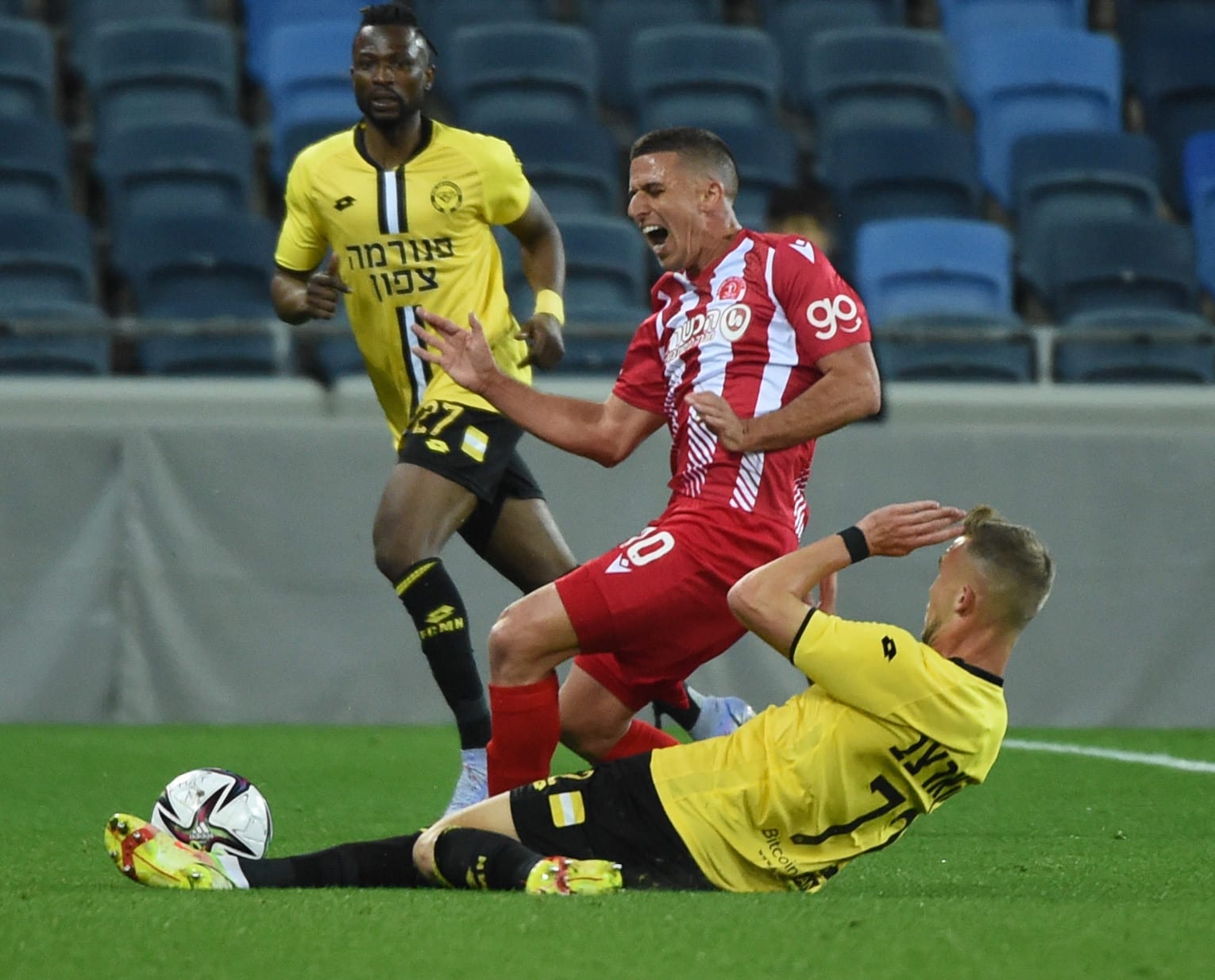 שחקן הפועל תל אביב עידן ורד נגד מכבי נתניה