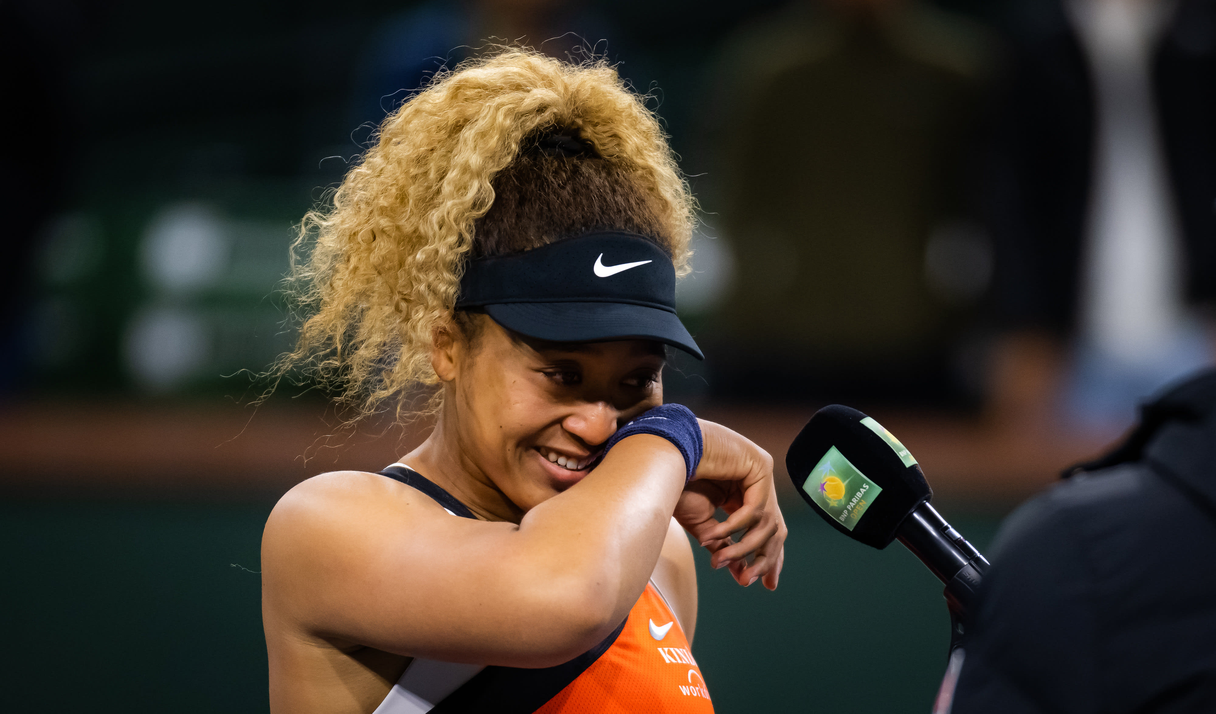 הטניסאית היפנית נאומי אוסקה בוכה באמצע משחק בטורניר אינדיאן וולס