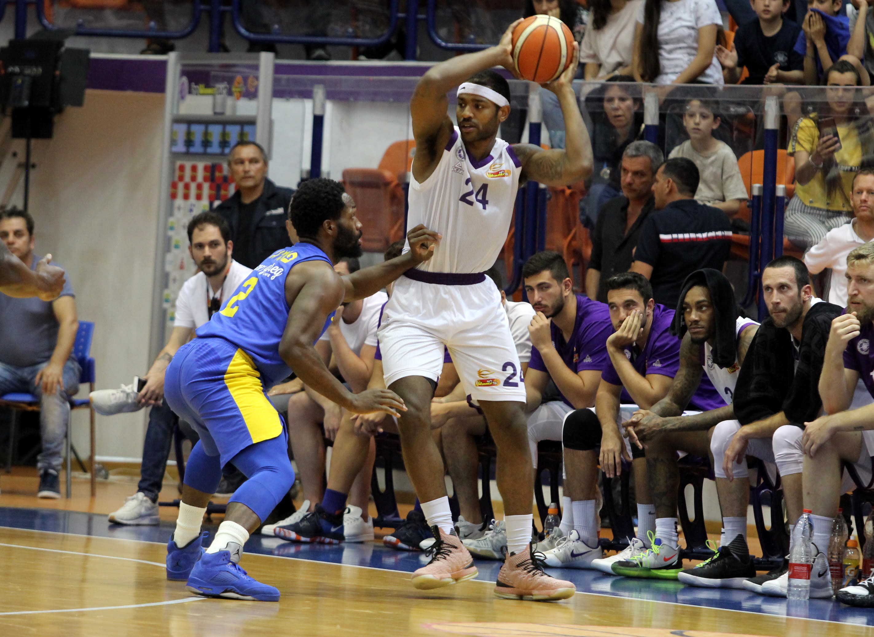 שחקן עירוני נהריה מייק הנרי