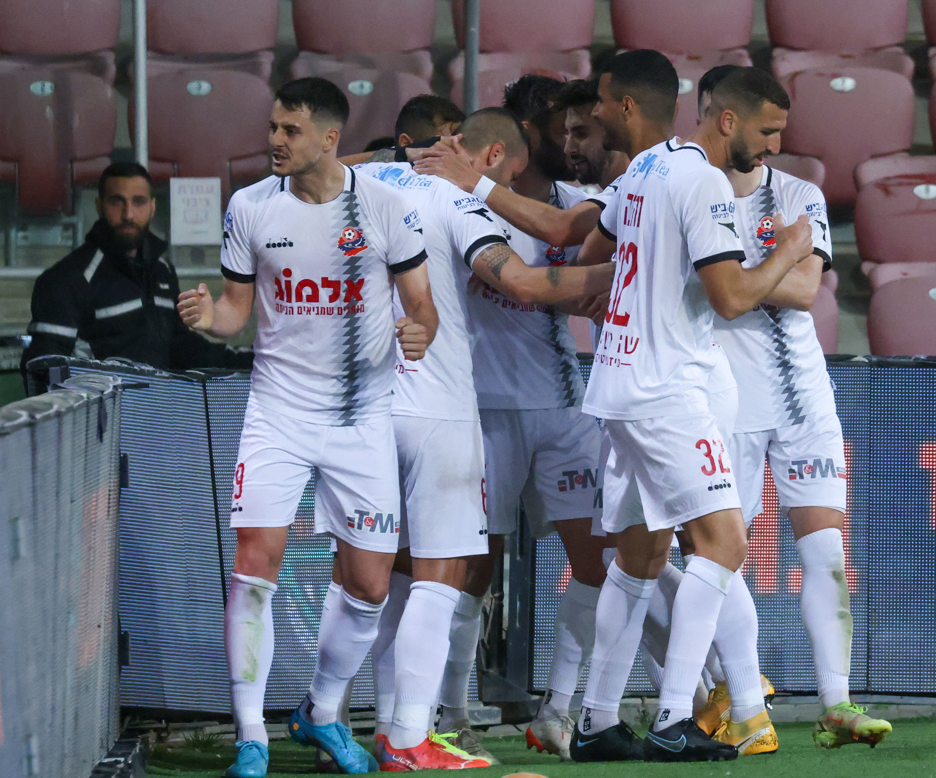 שחקני הפועל חיפה חוגגים