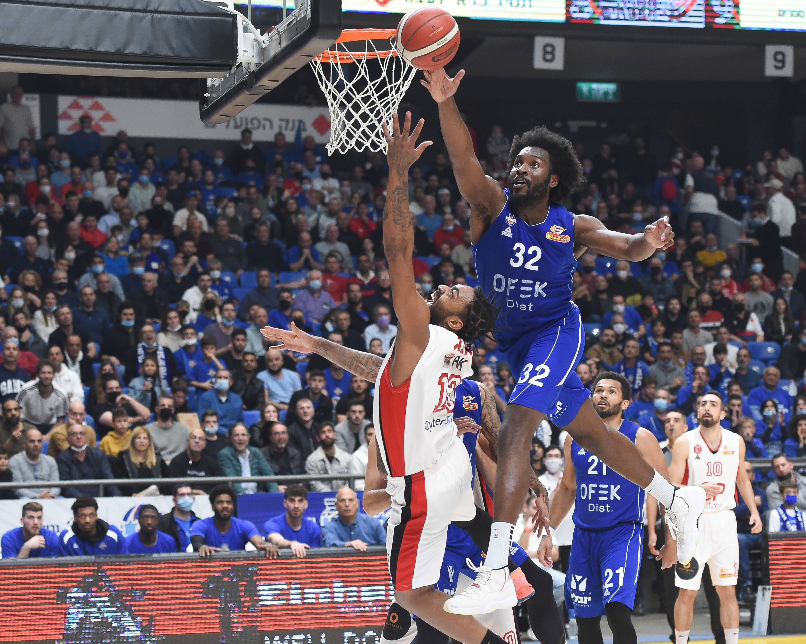 שחקן בני הרצליה צ'ינאנו אונואקו חוסם את שחקן הפועל תל אביב ג'יימס יאנג