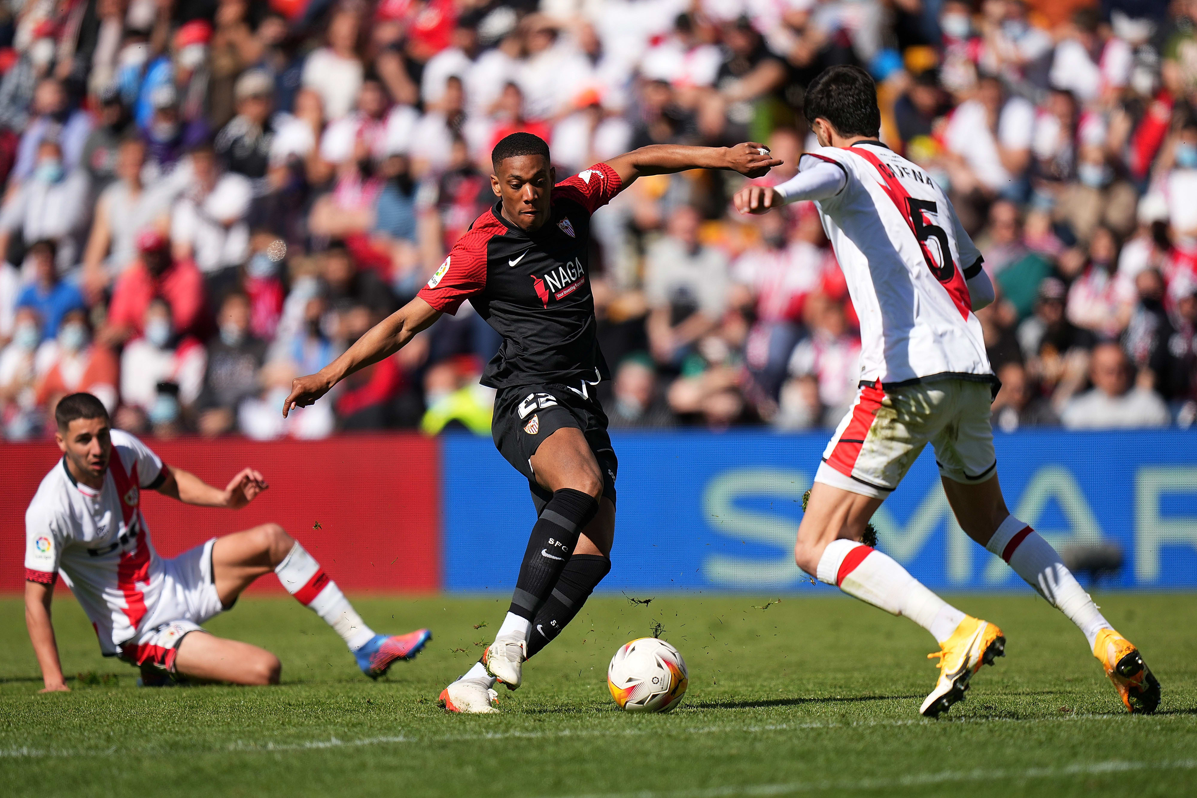 שחקן סביליה אנתוני מרסיאל מול שחקן ראיו וייקאנו  אלחנדרו קאטניה