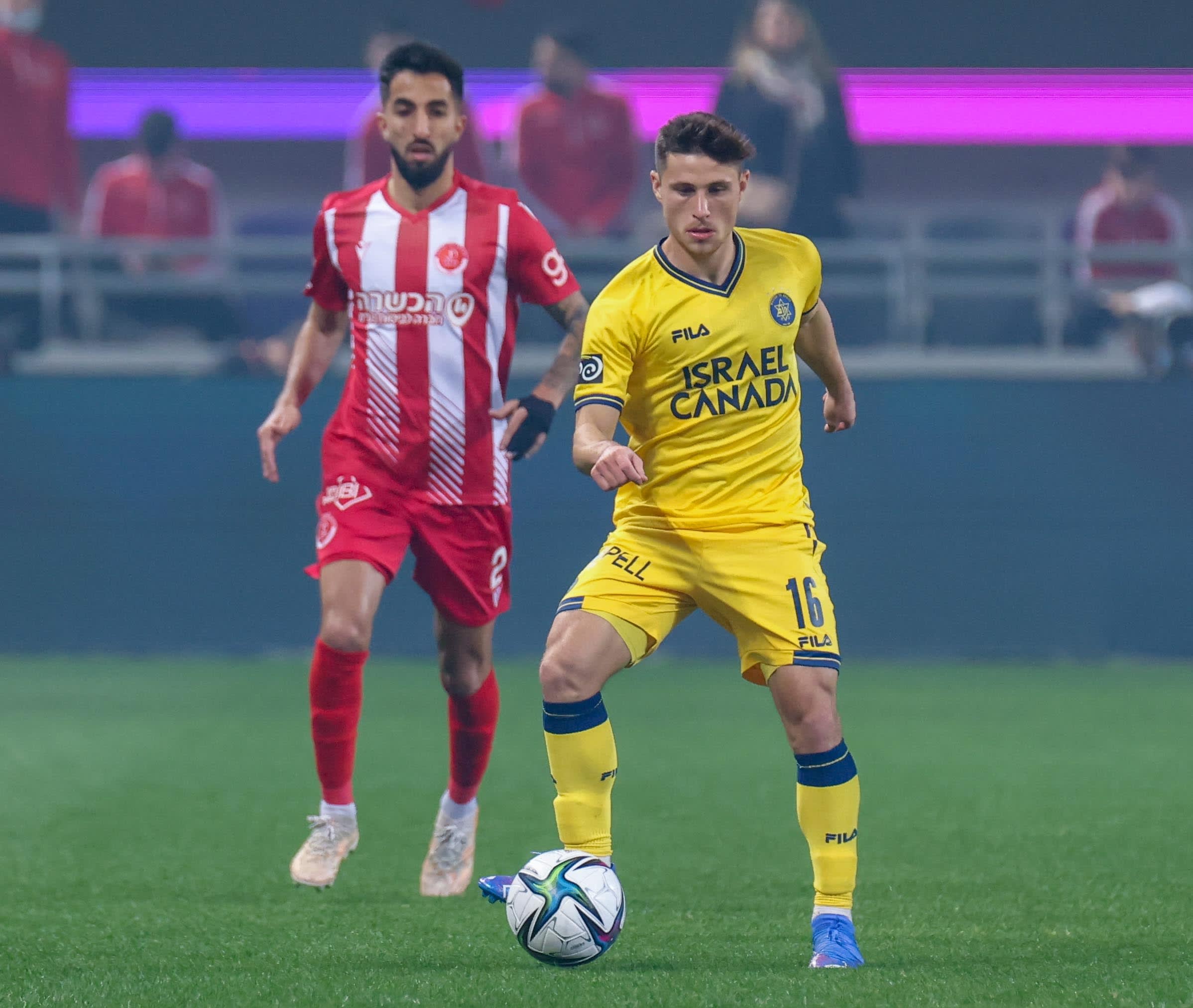 גבי קניקובסקי שחקן מכבי תל אביב לפני בן ביטון שחקן הפועל תל אביב