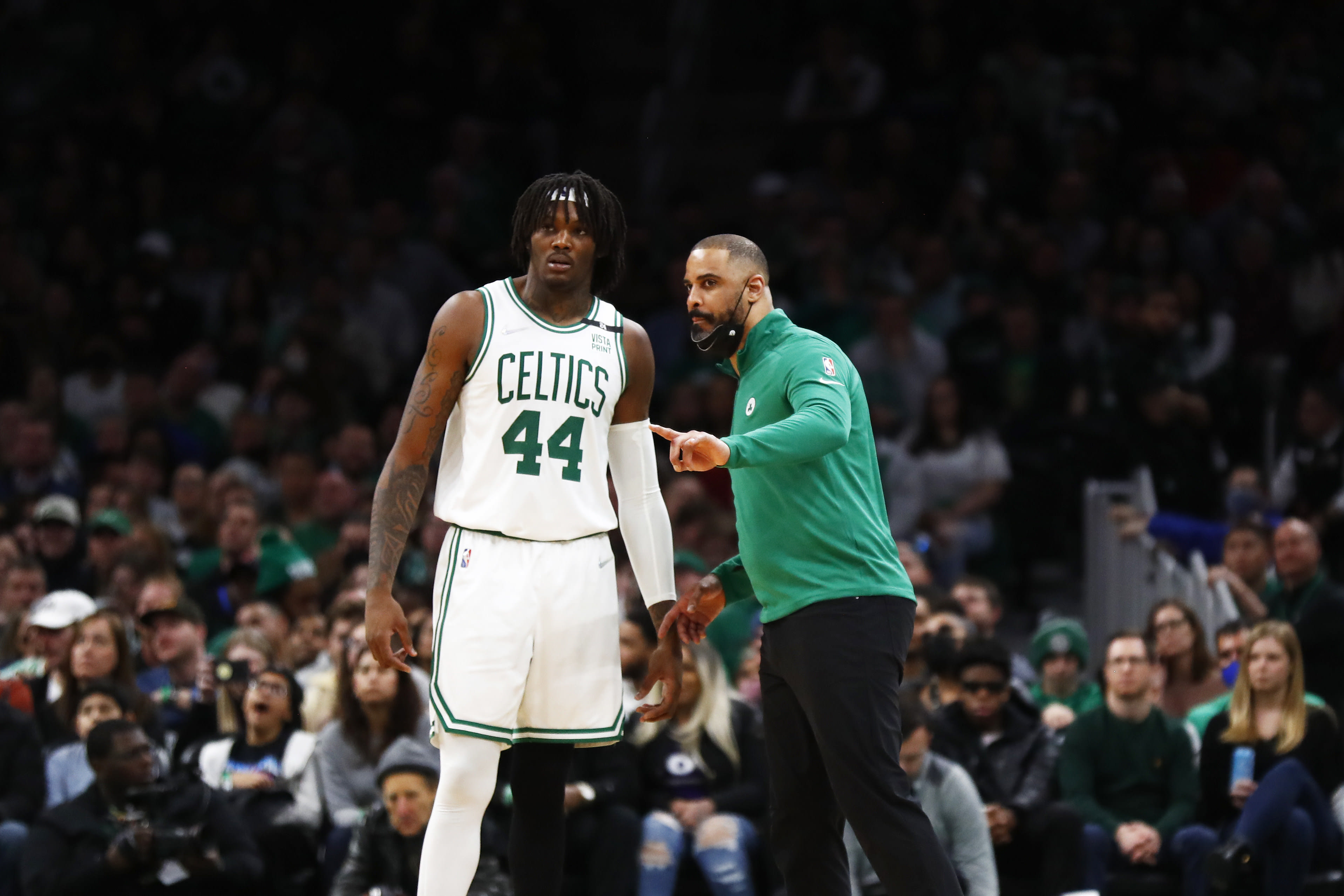 מאמן בוסטון סלטיקס איימה יודוקה עם רוברט וויליאמס