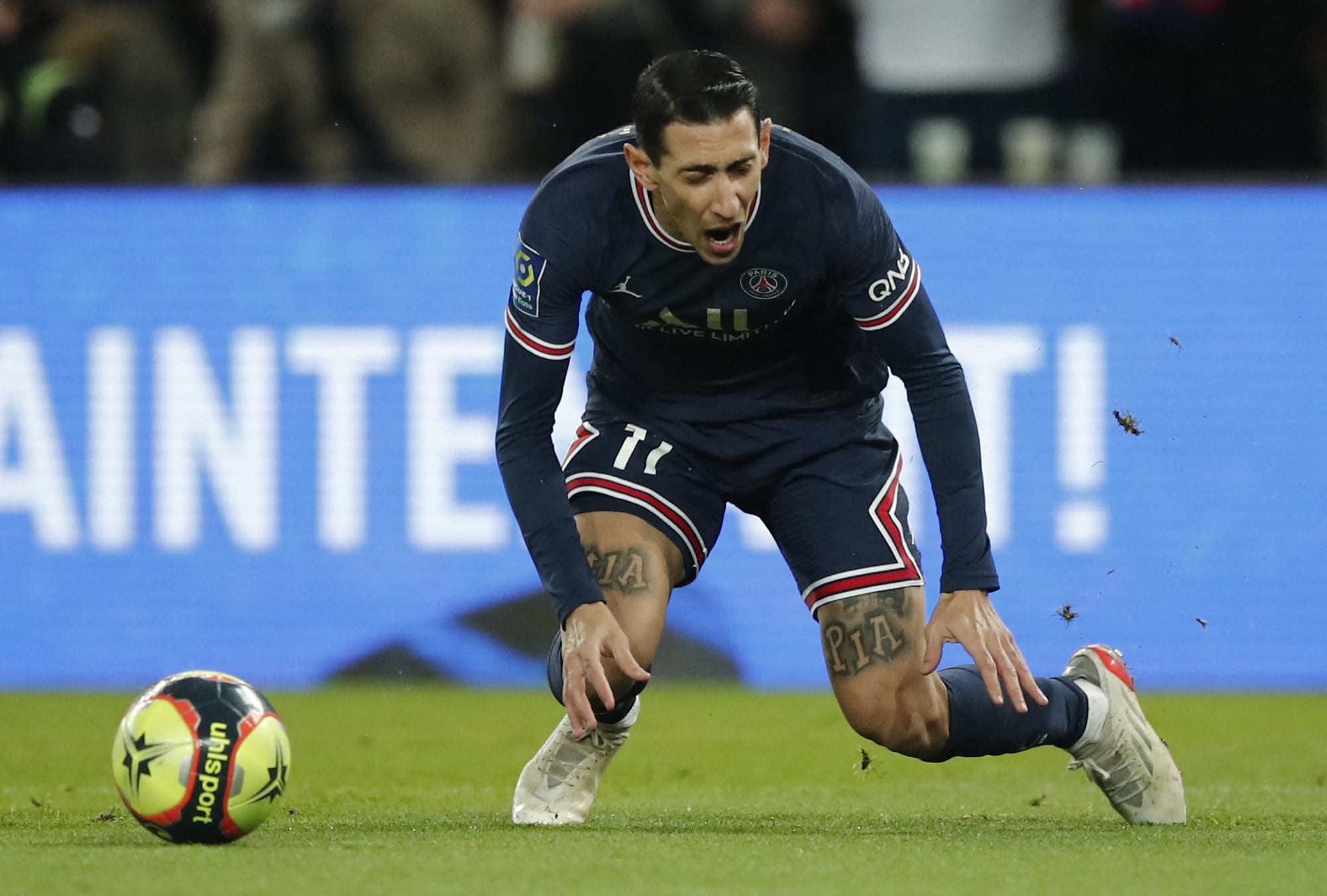 אנחל די מריה שחקן פריז סן ז'רמן נופל ברחבה