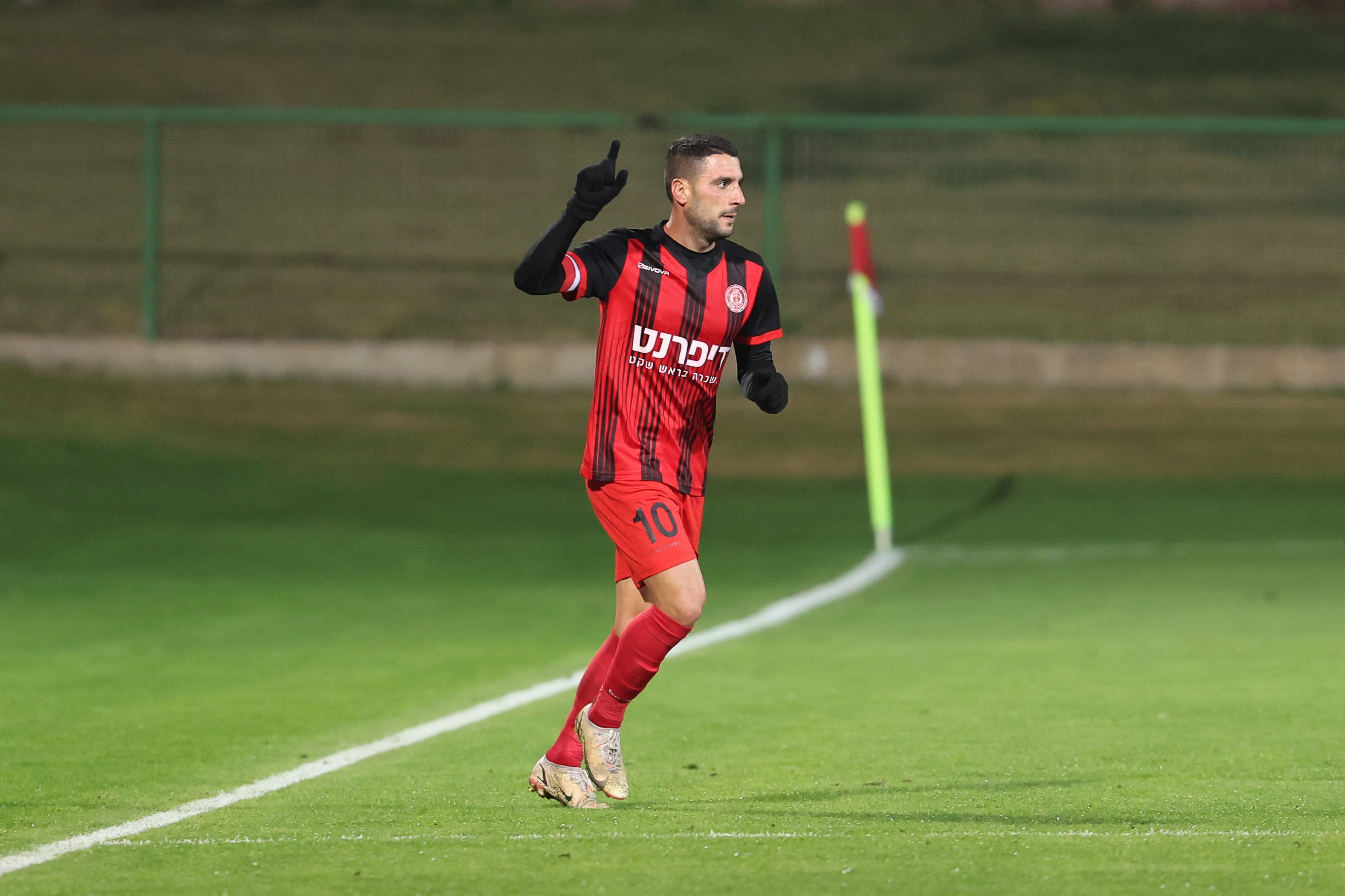 לישי ביטון שחקן הפועל אדומים אשדוד חוגג שער