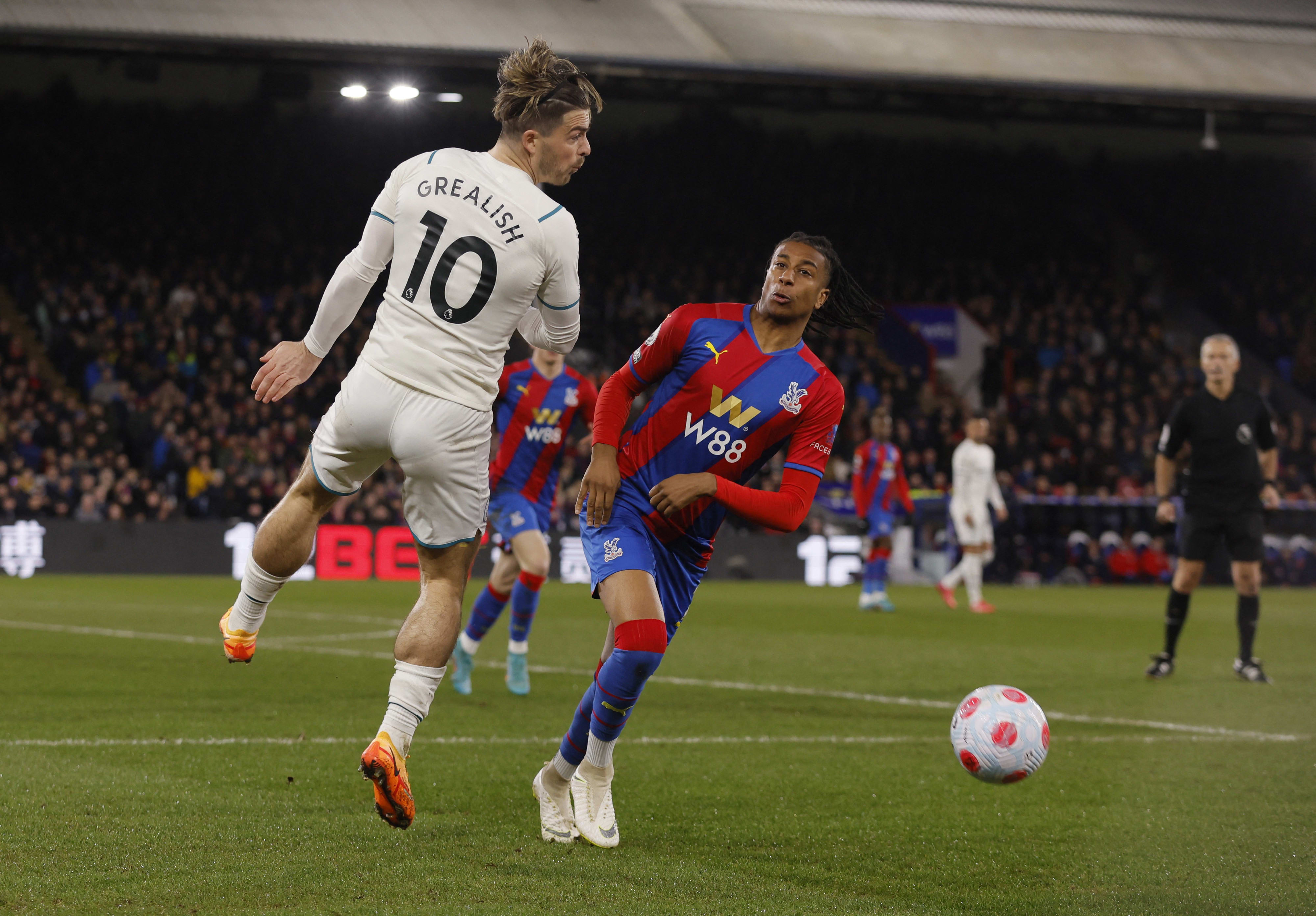 מייקל אוליסה שחקן קריסטל פאלאס מול ג'ק גריליש שחקן מנצ'סטר סיטי