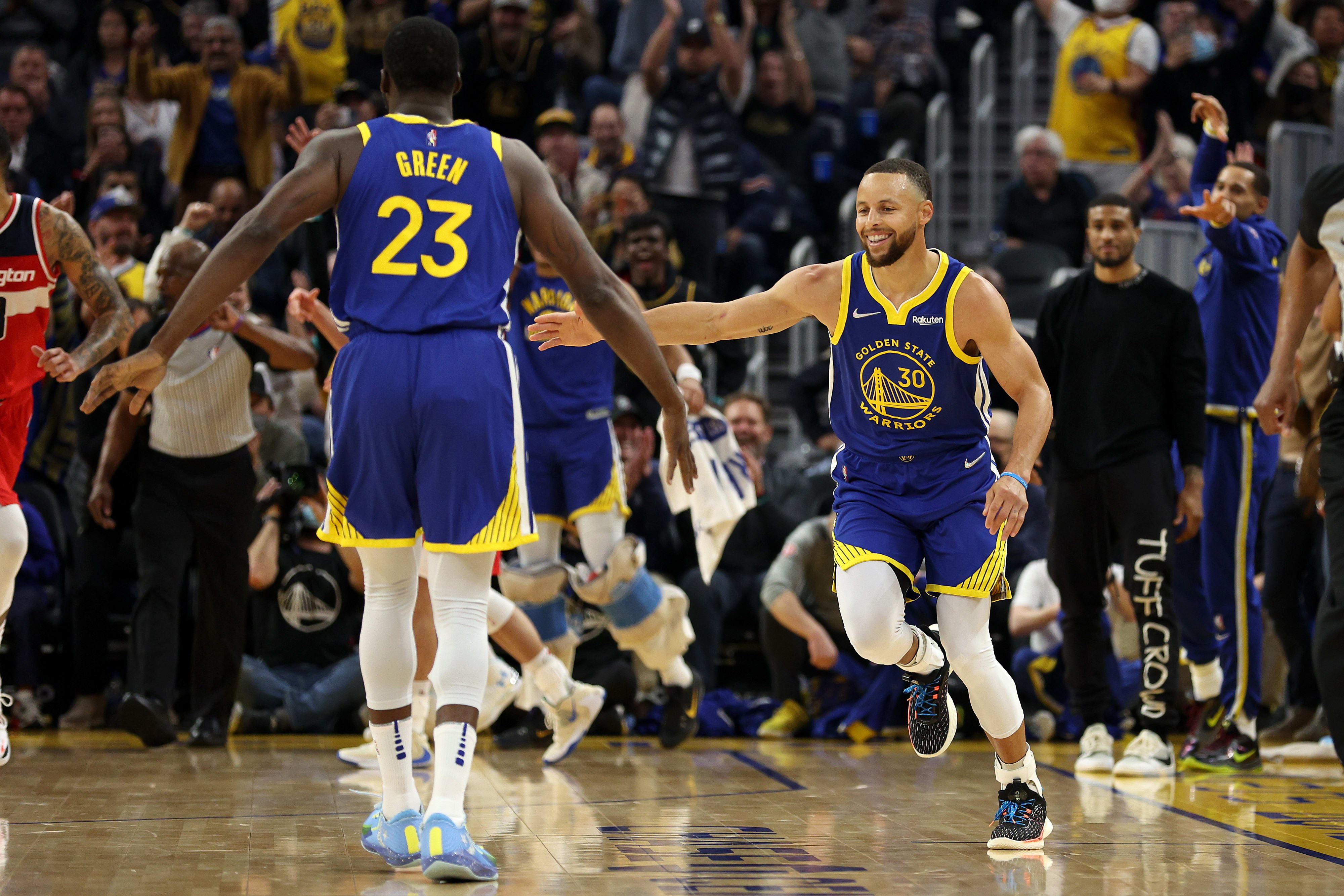 שחקני גולדן סטייט ווריירס סטפן קרי, דריימונד גרין חוגגים